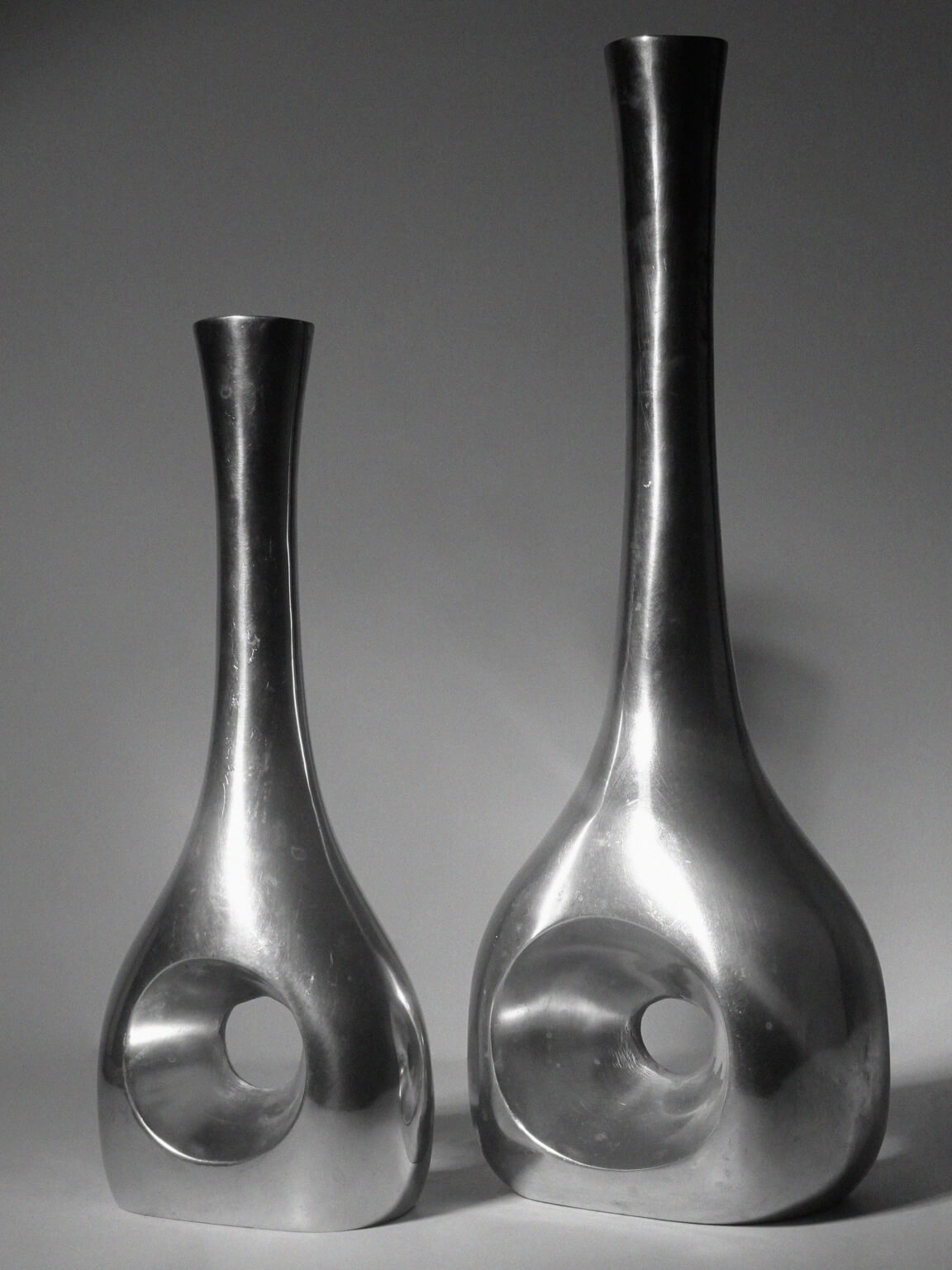 Ensemble de vases hauts en aluminium poli avec découpes circulaires
