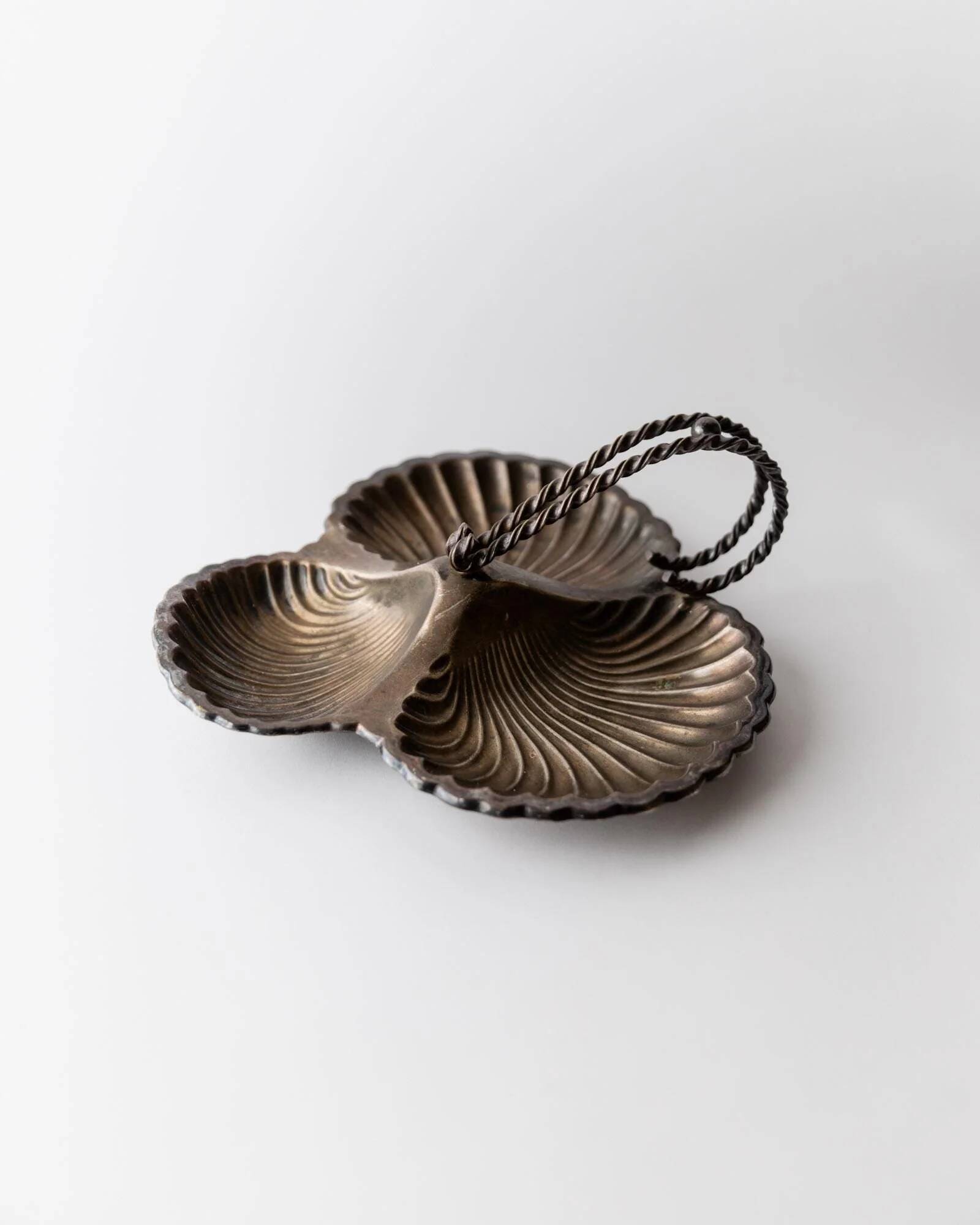 Coupe de centre de table vintage vers 1900 en métal argenté par Mappin & Webb (Angleterre), forme coquille triple avec anse
