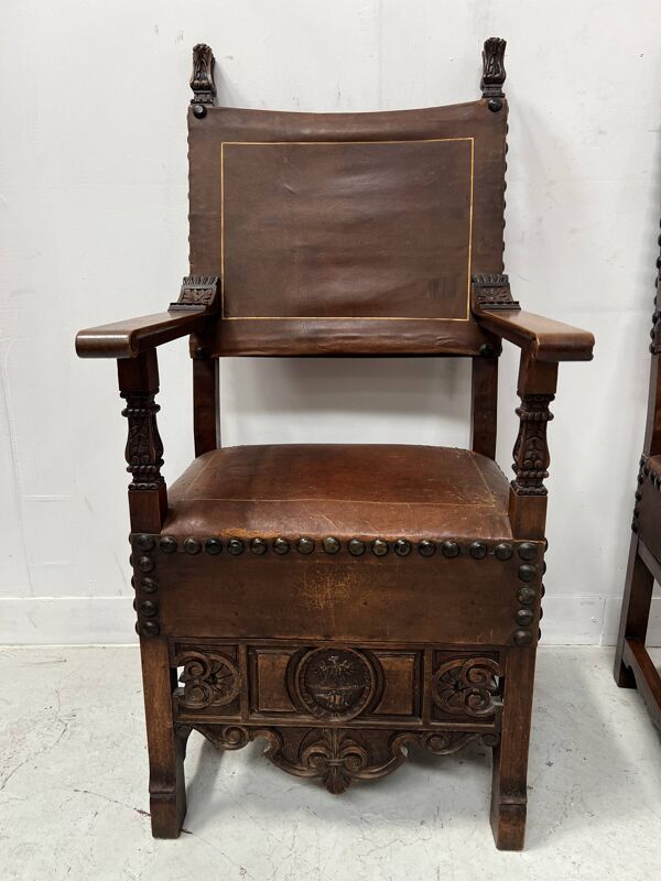 Paire de fauteuils de style Renaissance en noyer XX siècle