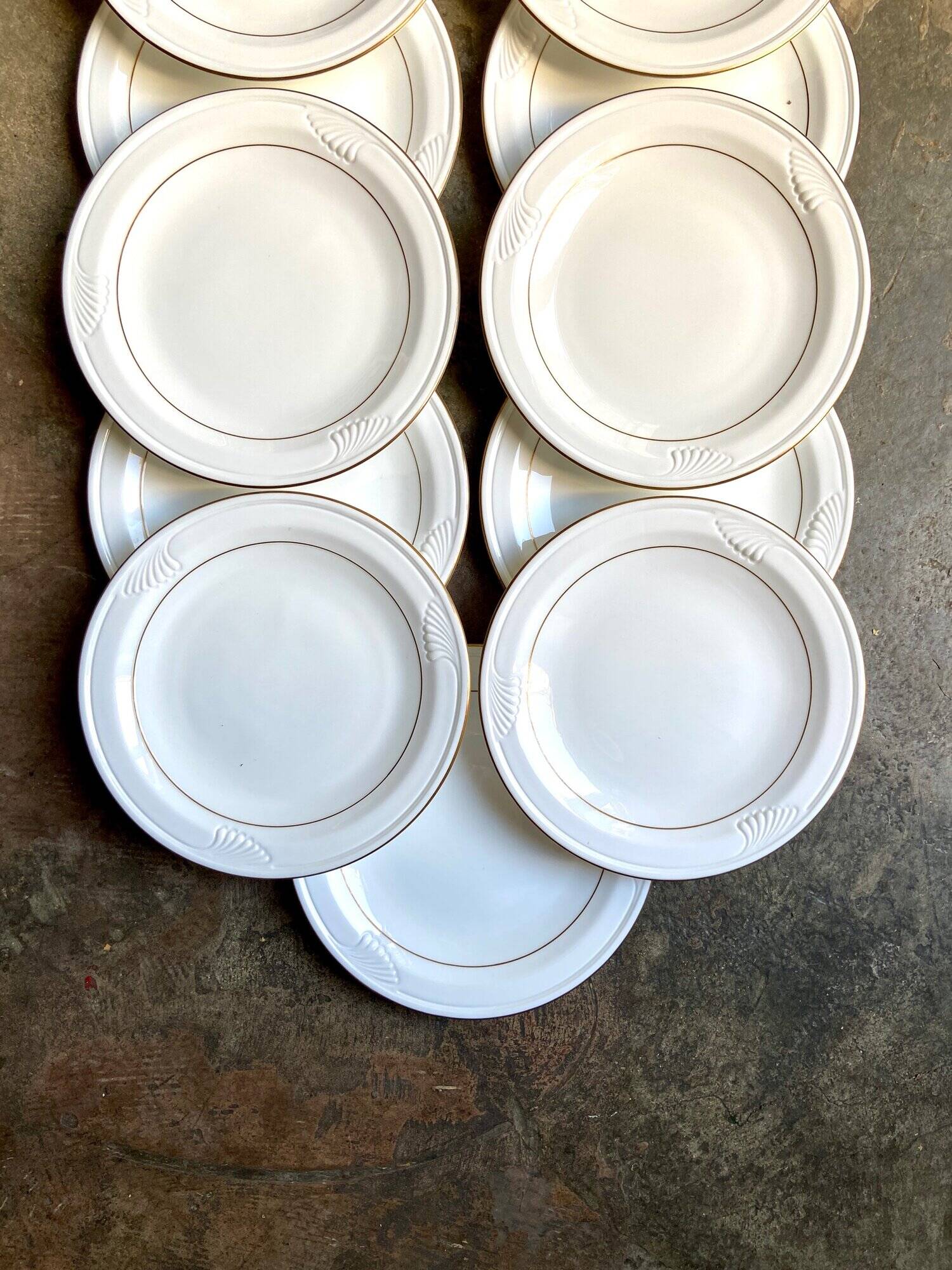 12 Corning dinner plates in white and gold porcelain