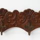 Porte-manteau mural ancien en chêne sculpté avec 3 crochets en laiton en forme d'ange, France