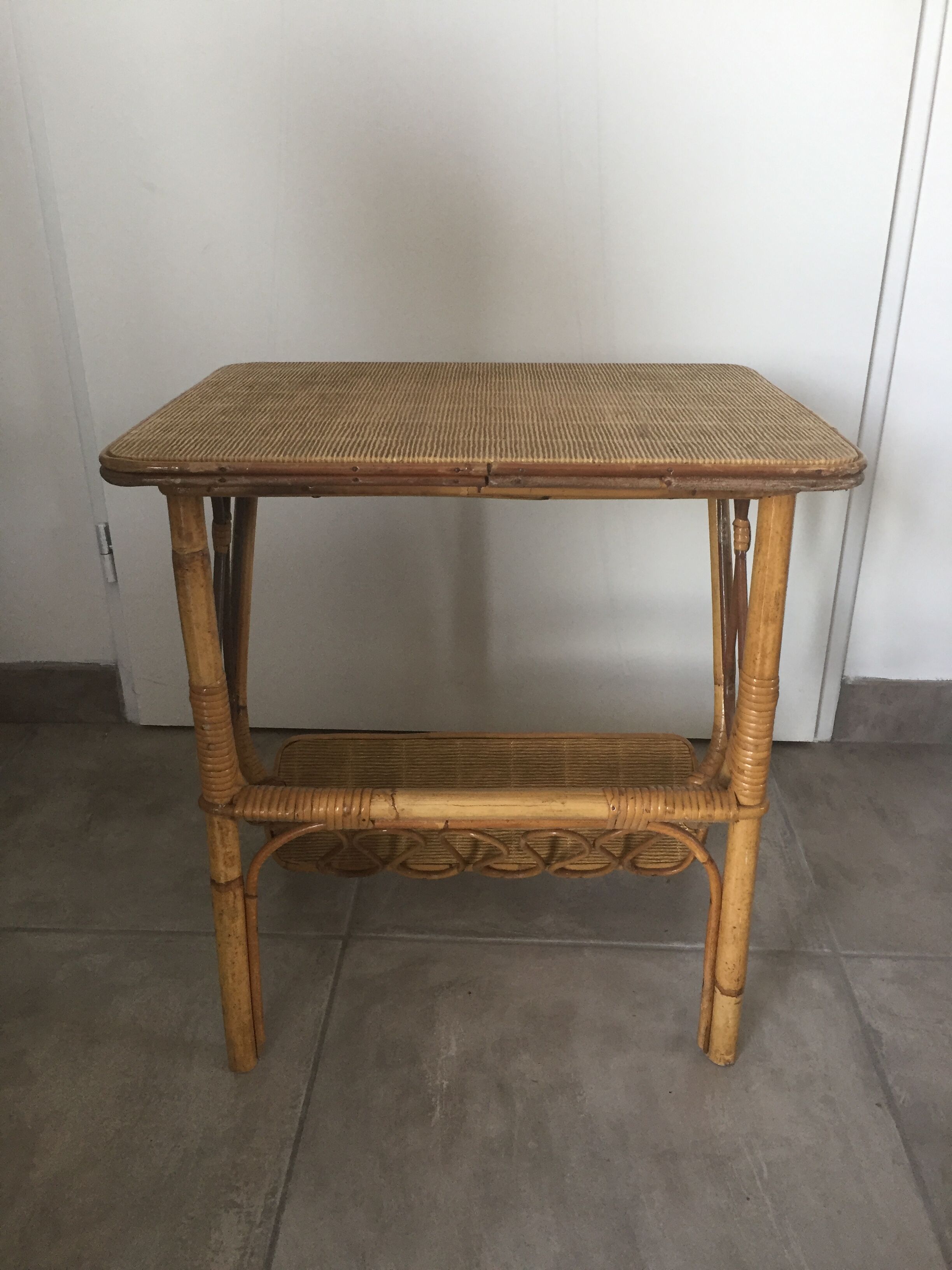 Table de chevet en rotin vintage