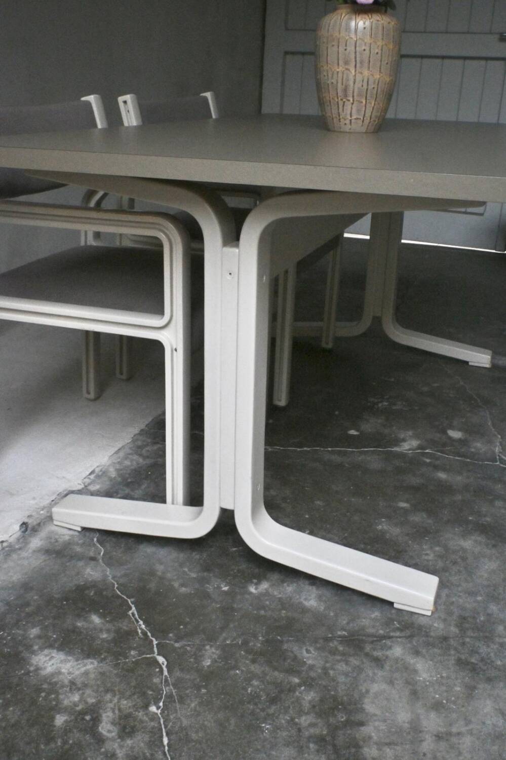 Dining table set and 4 dining chairs by Pierre Mennen for Pastoe.