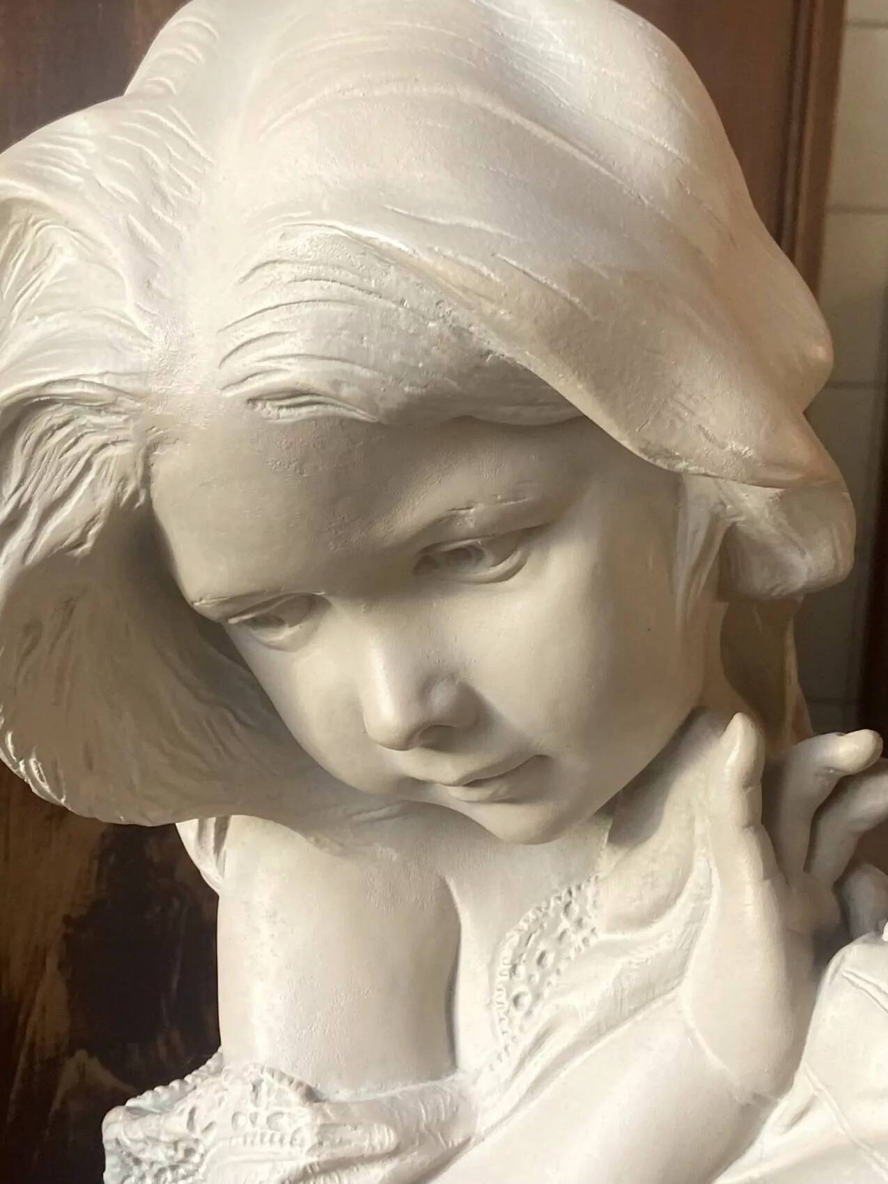 Grande sculpture en terre cuite – Fillette à la lecture – Patine grise – Époque XXe