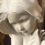 Grande sculpture en terre cuite – Fillette à la lecture – Patine grise – Époque XXe