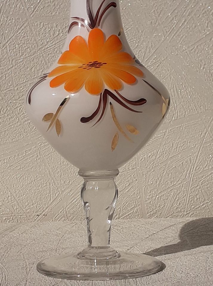Vase en verre fleuri fleur orange sur pied