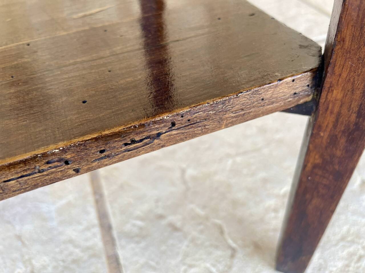 Table d'appoint Art déco en noyer avec étagère, années 1930
