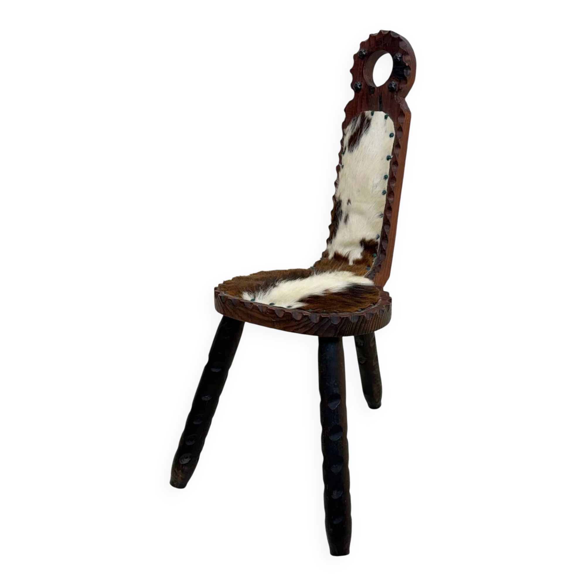Chaise sculptée en bois et peau — 1950–1970