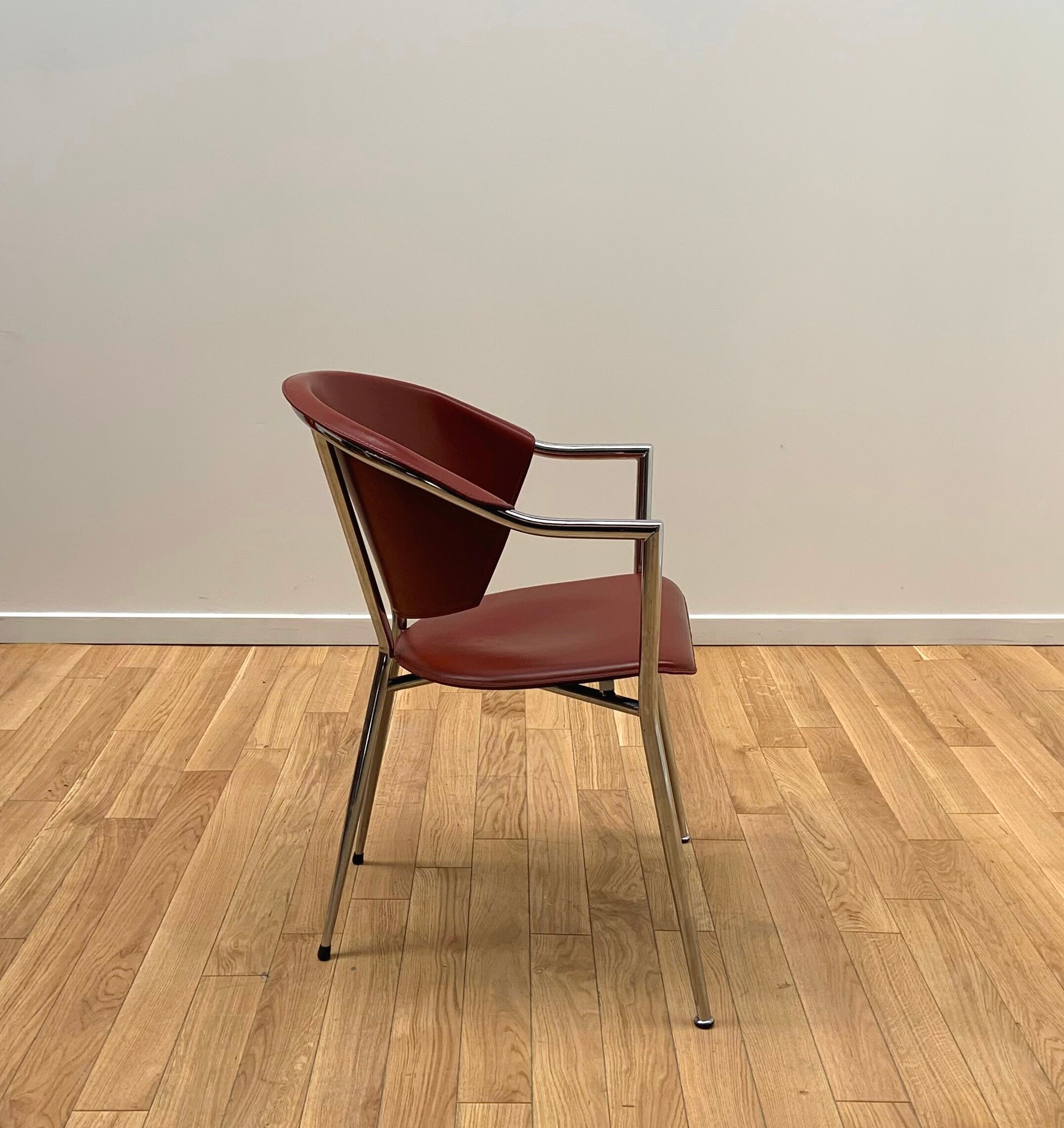 Suite de 8 chaises en cuir design