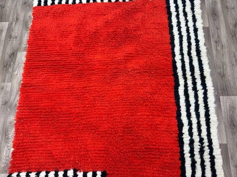 Handmade Berber rug in wool, size 150 x 250 cm