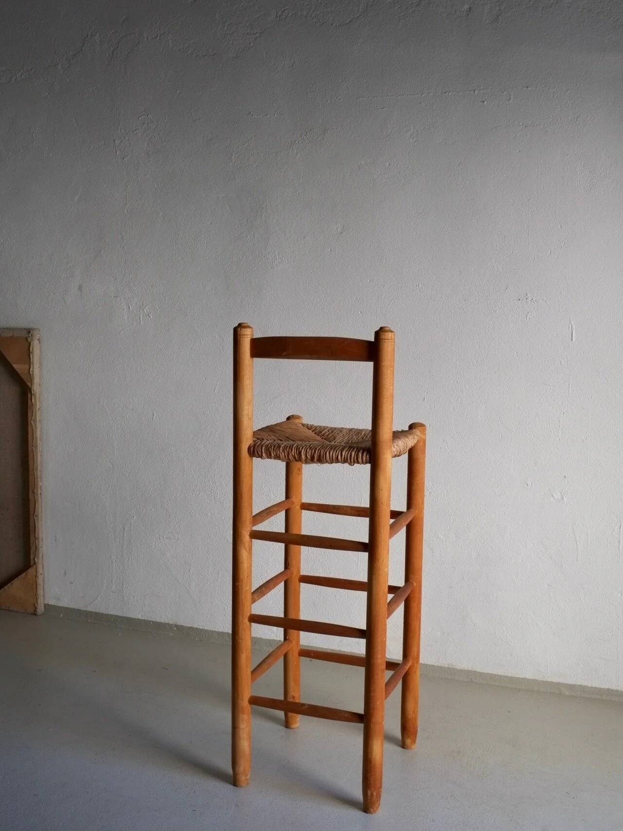Tabouret de bar rustique à assise en jonc | France | Années 1960