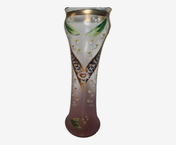 Vase en opaline émaiillée avec du muguet