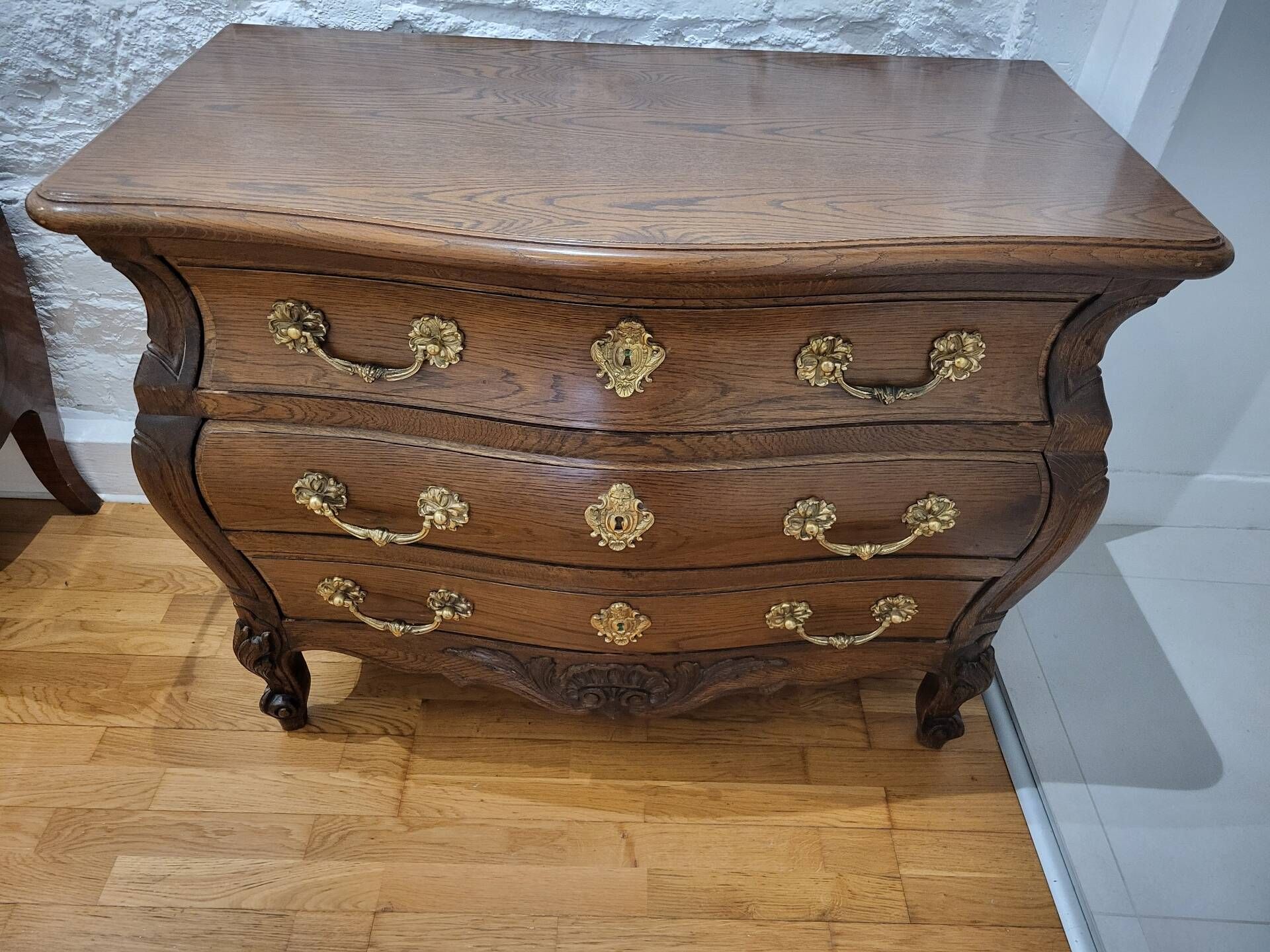 Curved commode in Louis XV / Regency style in solid oak.