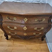 Commode galbée style Louis XV / régence en chêne massif