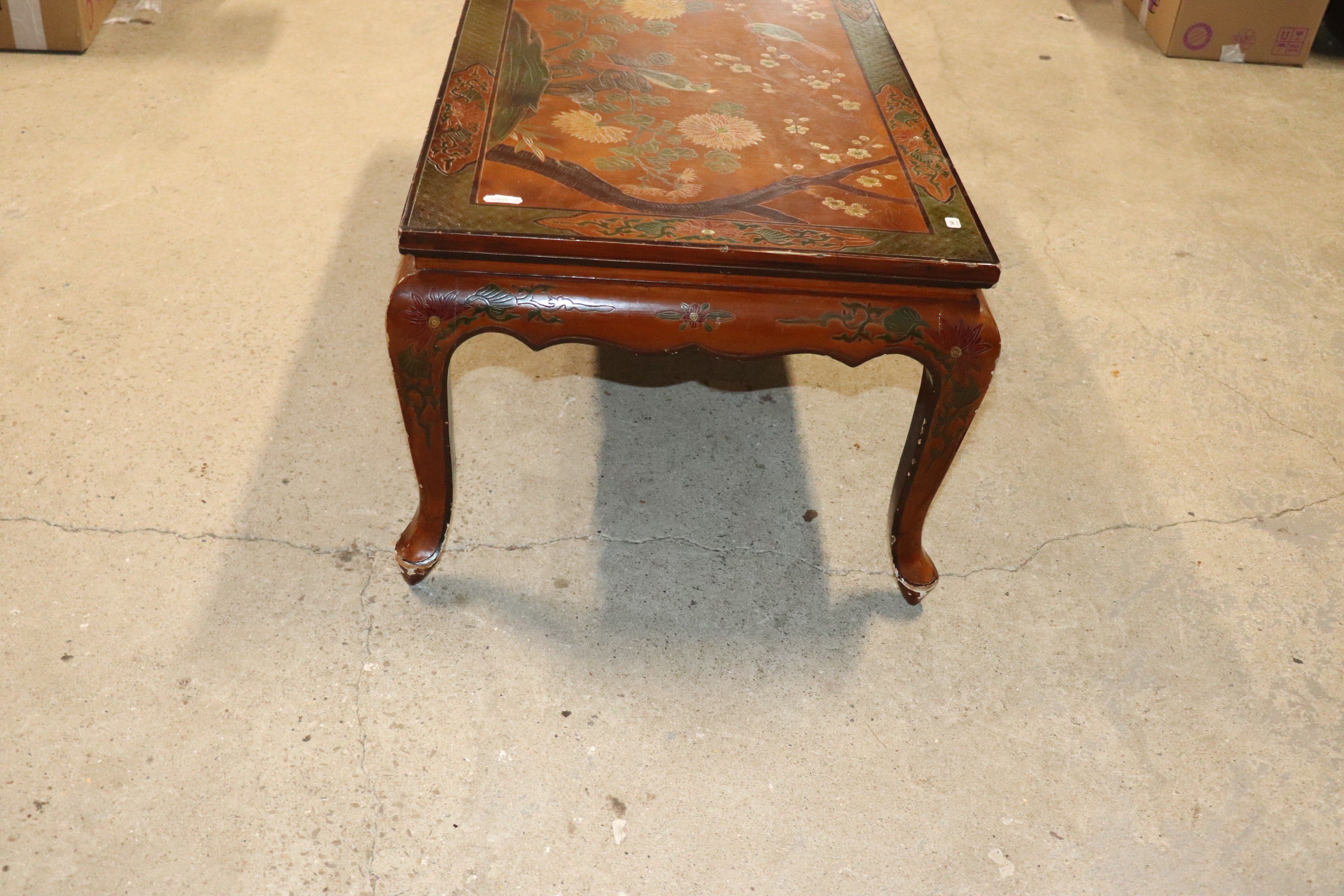 Coffee table polychrome decoration