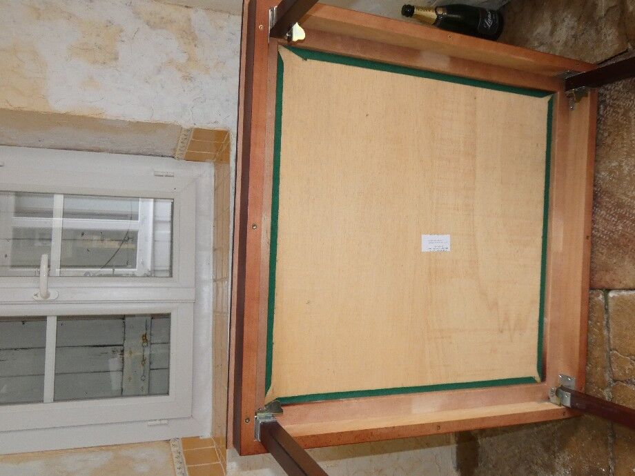 Table de jeu couleur acajou avec tapis en vert