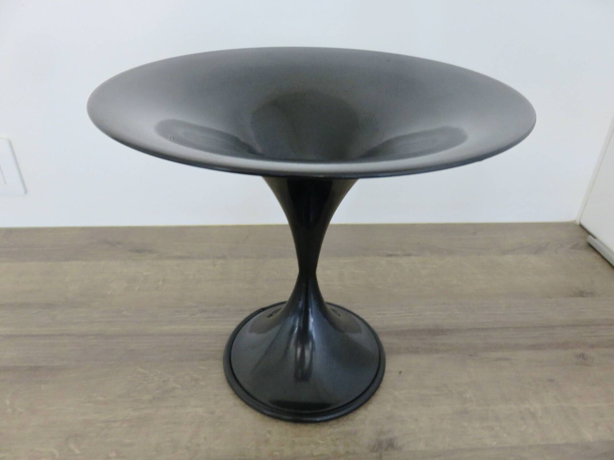 "Diabolo" fruit bowl with tulip base, made of metal, 1970s 80s.