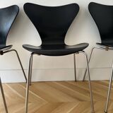 3 chaises Arne Jacobsen série 7