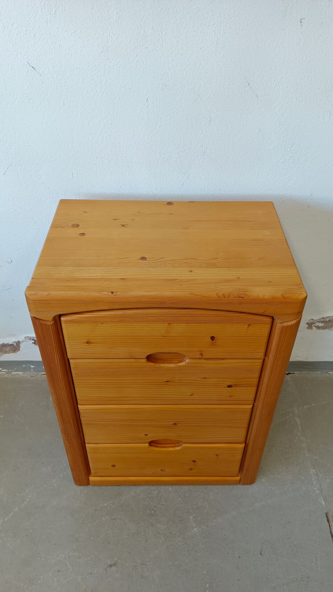 Pine chest of drawers