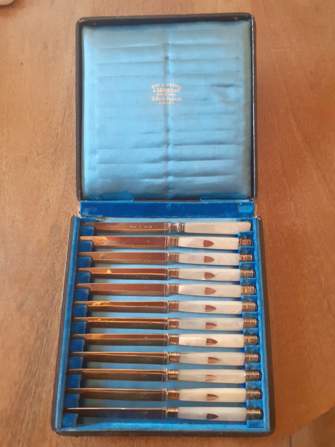 Pearly fruit knives and vermeil