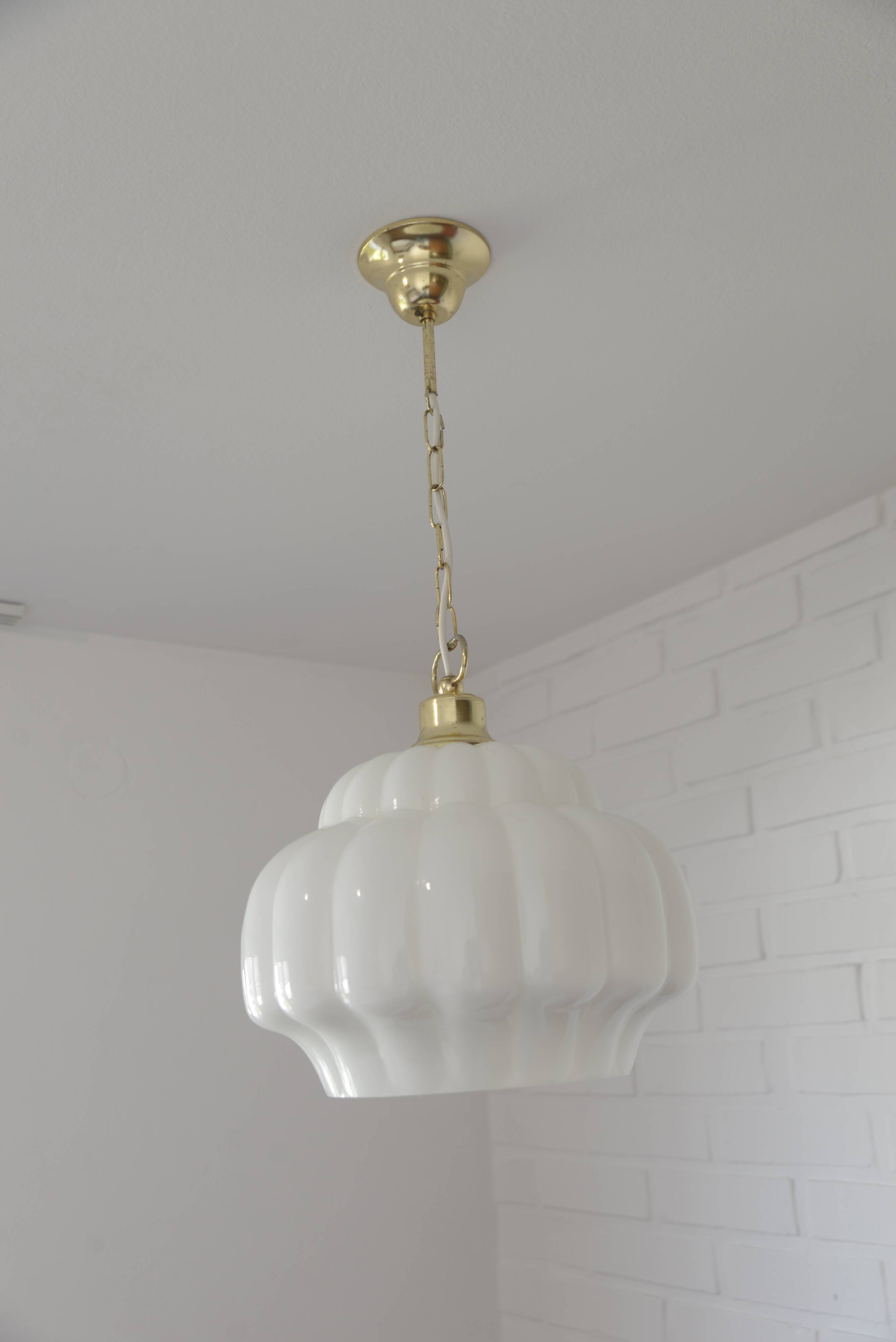 Suspension vintage en verre opalin blanc / Éclairage éclectique années 1970