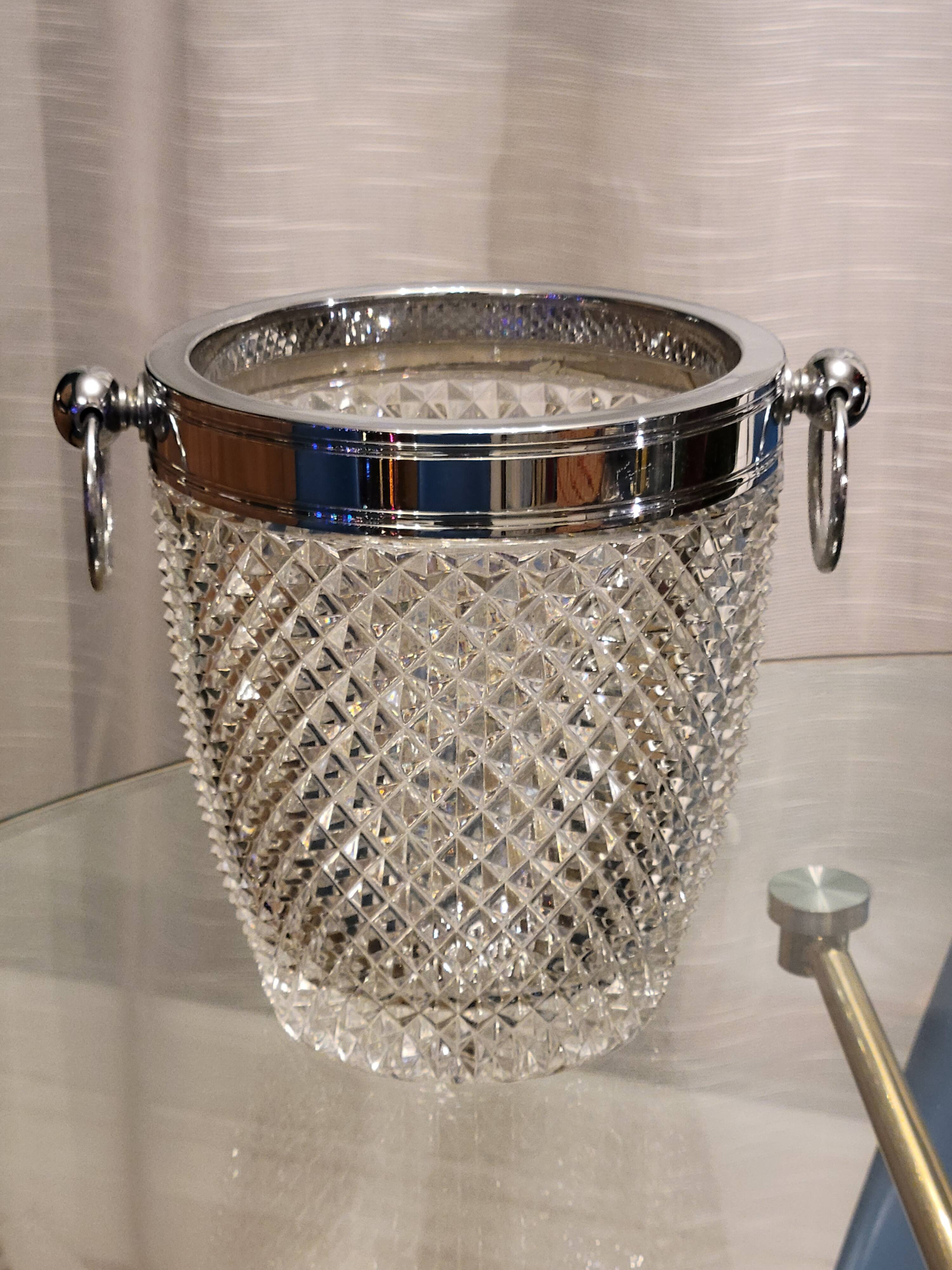 Champagne bucket in molded crystal with diamond tips