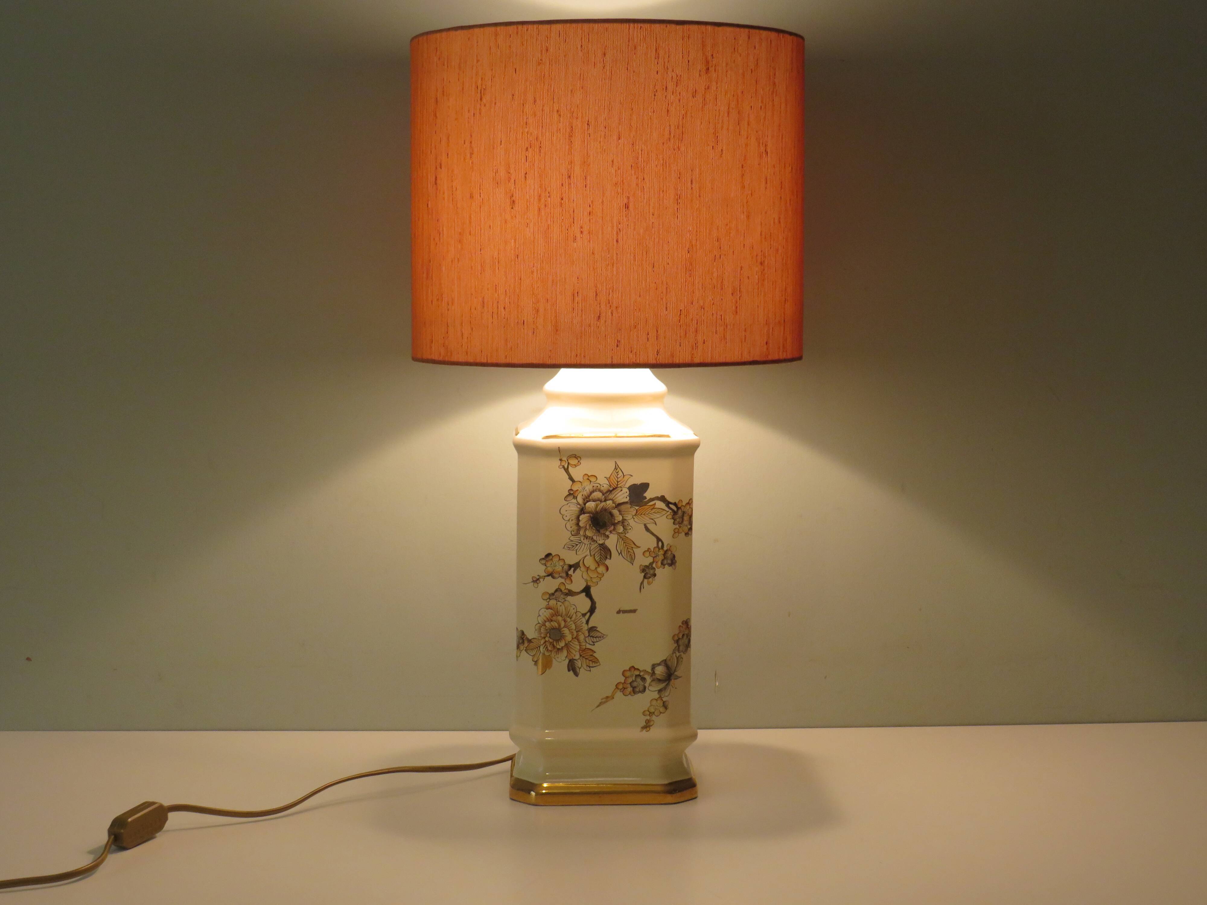 Lampe à poser en céramique émaillée couleur crème Louis Drimmer  avec nouvel abat-jour.