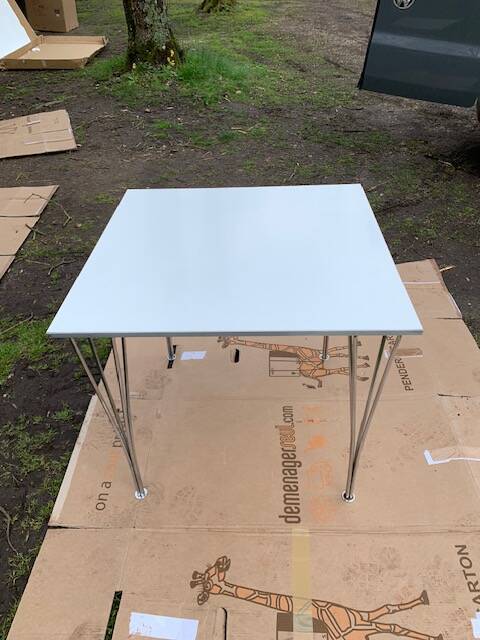 table de Piet Hein et Arne Jacobsen éditée par Fritz Hansen