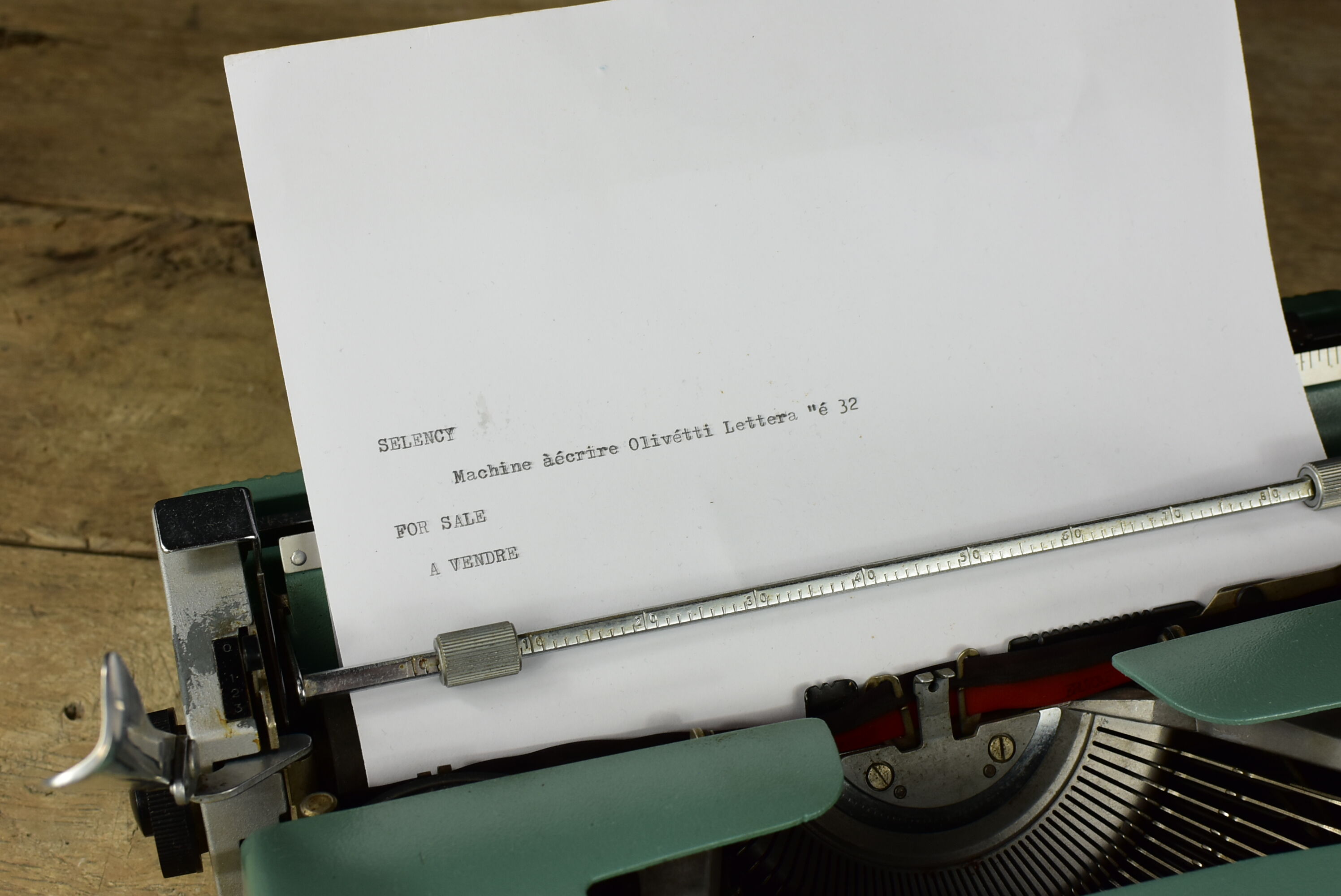 Typewriter Olivetti lettéra 32