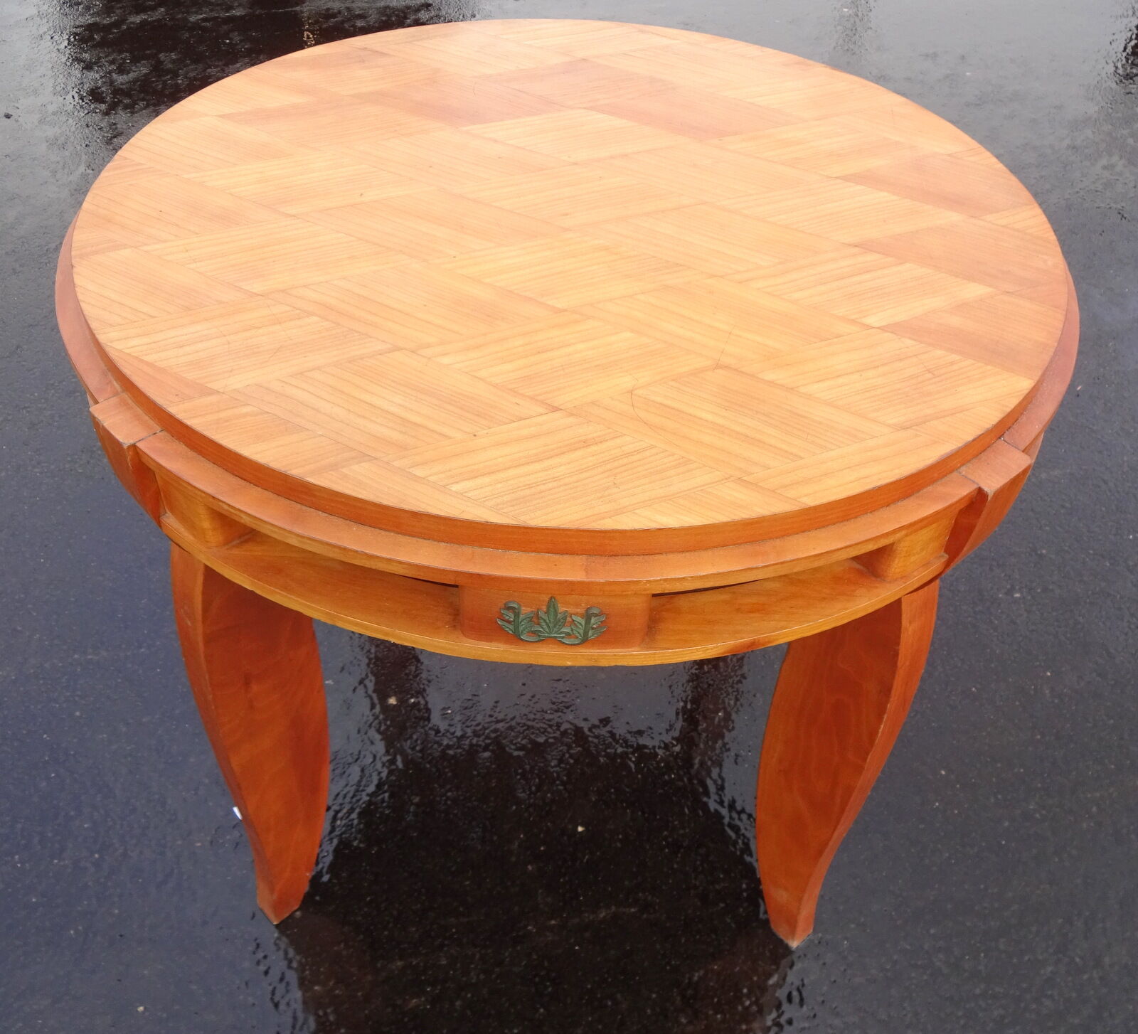 Round table of Jules Leleu