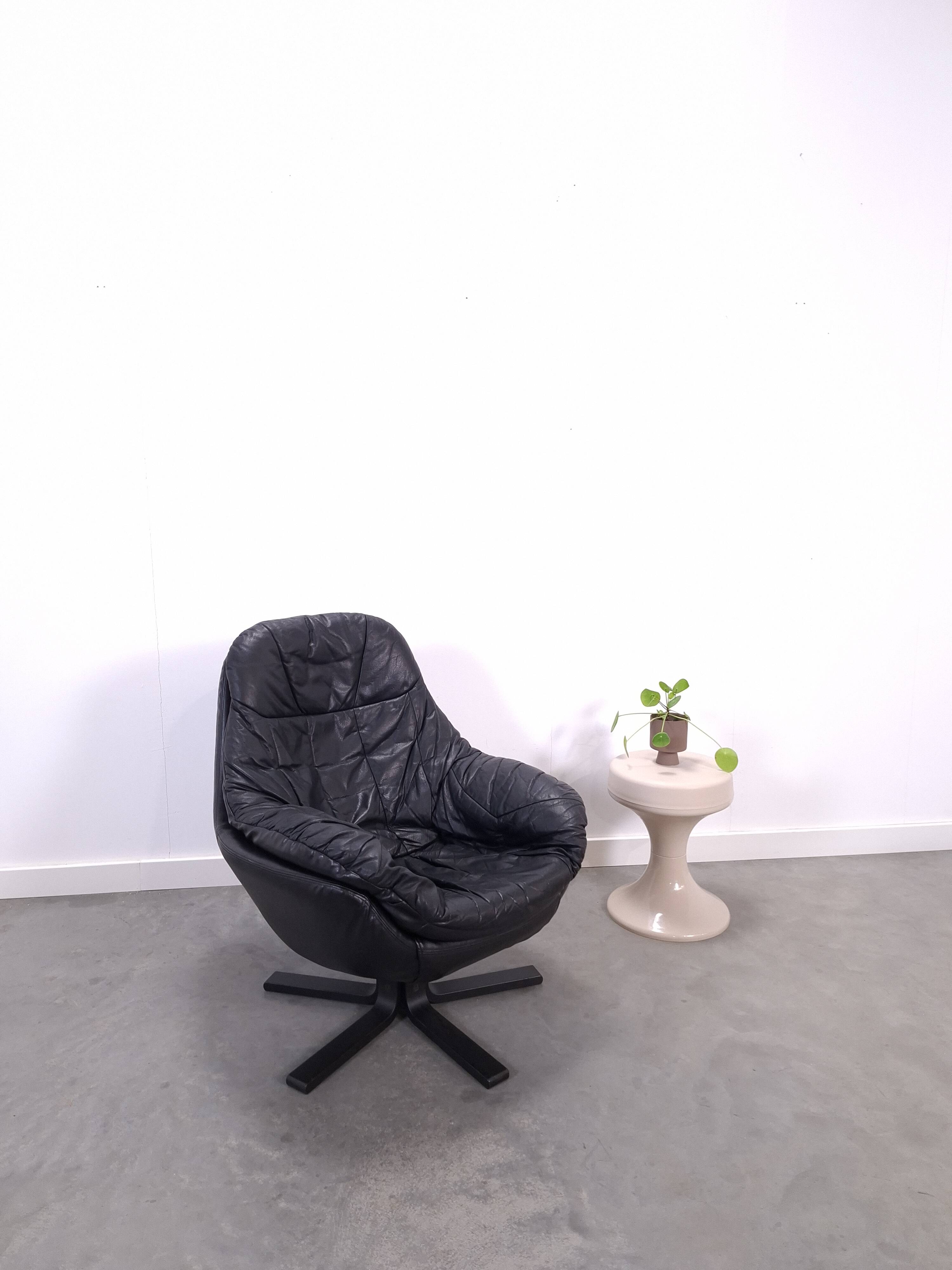 Draaibare zwart leren fauteuil H.W. Klein voor Bramin uit Denemarken