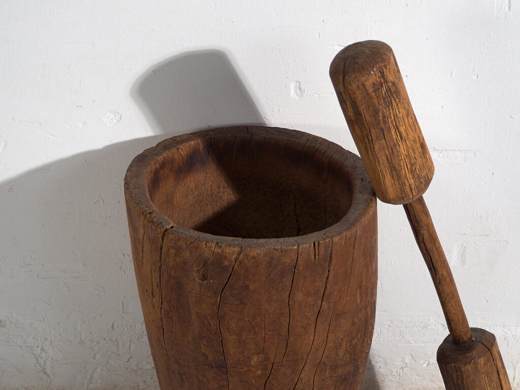 Mortier et pilon anciens de style wabi-sabi (c.1920) #1
