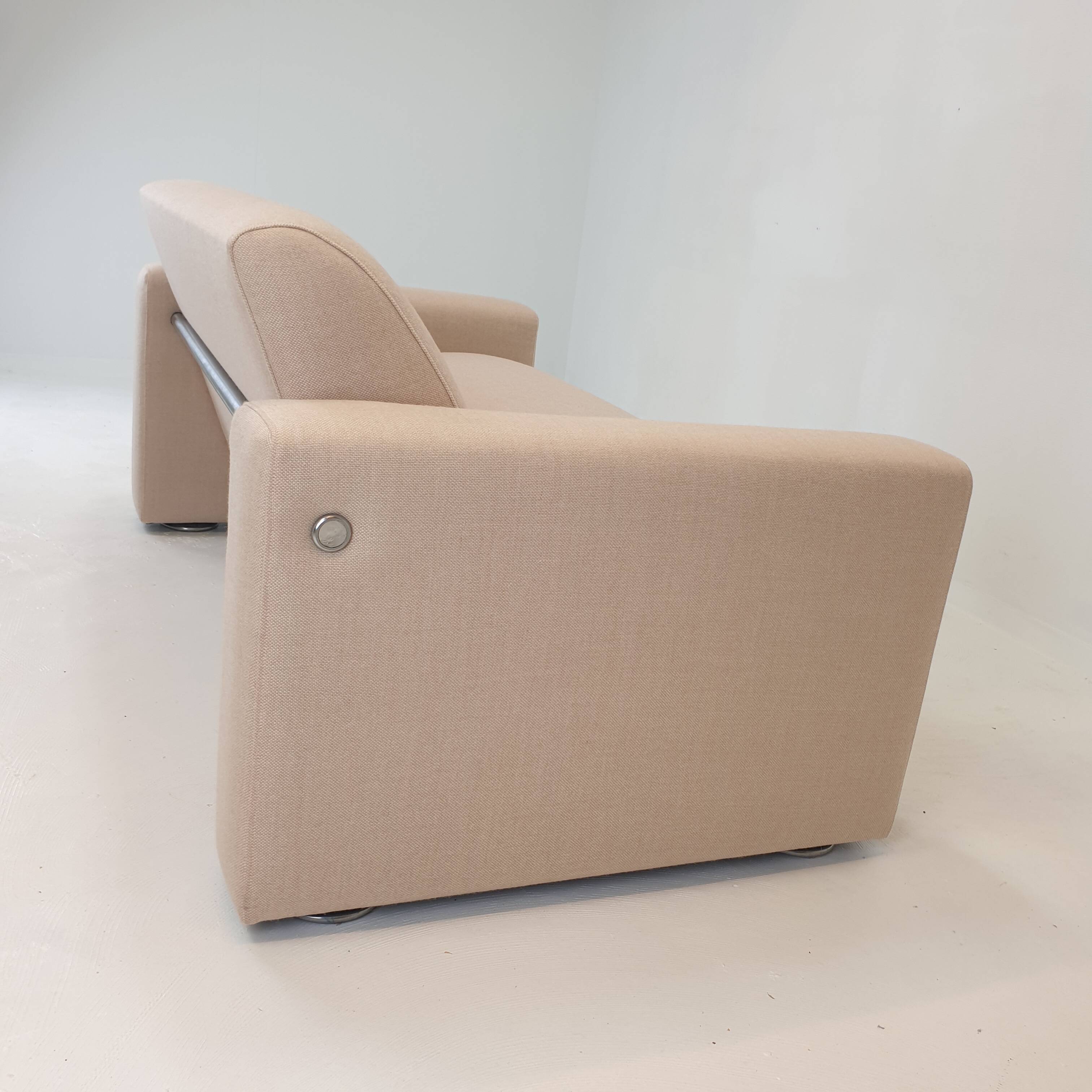 Banc à deux places Artifort Modèle 691, rembourré en laine rose douce, années 1980.