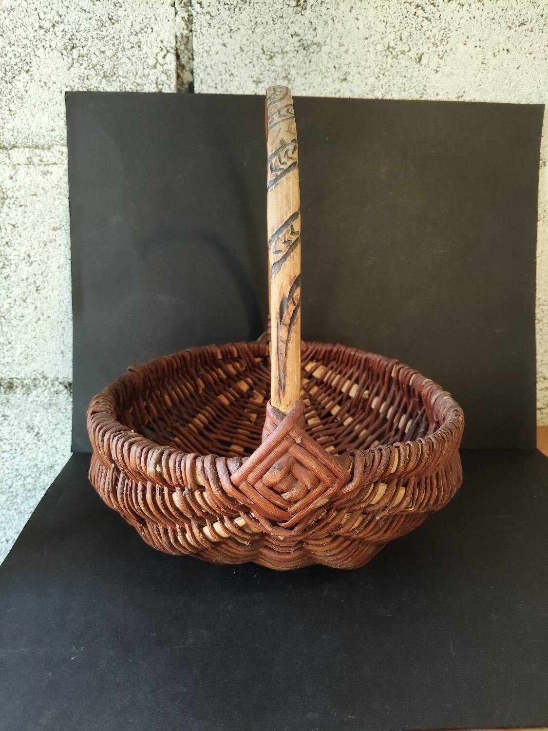 Basket of popular art in wicker – Handle carved with snakes – 20th century