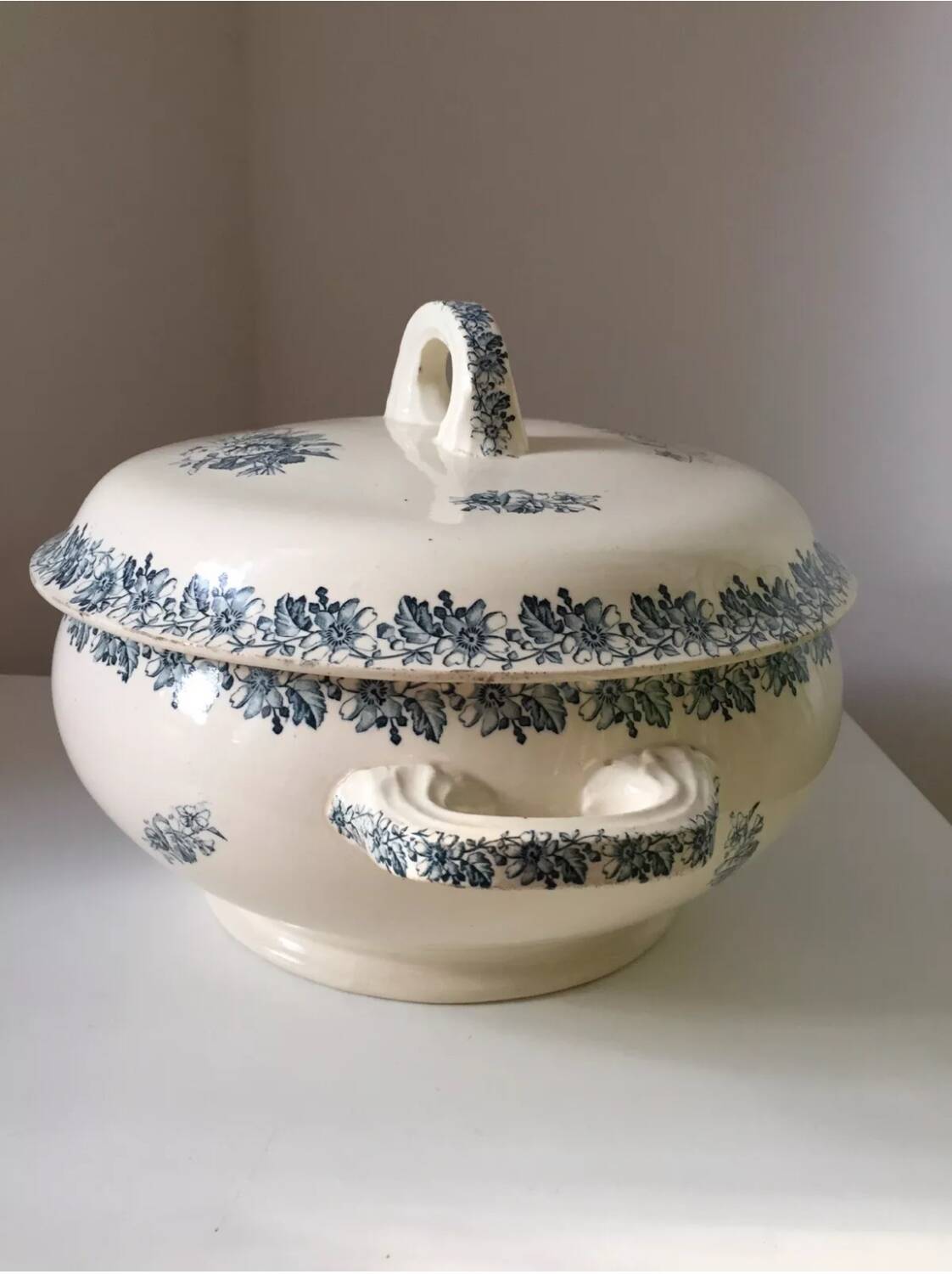 Ancienne Soupière Terre de Fer décor bleu fleuri