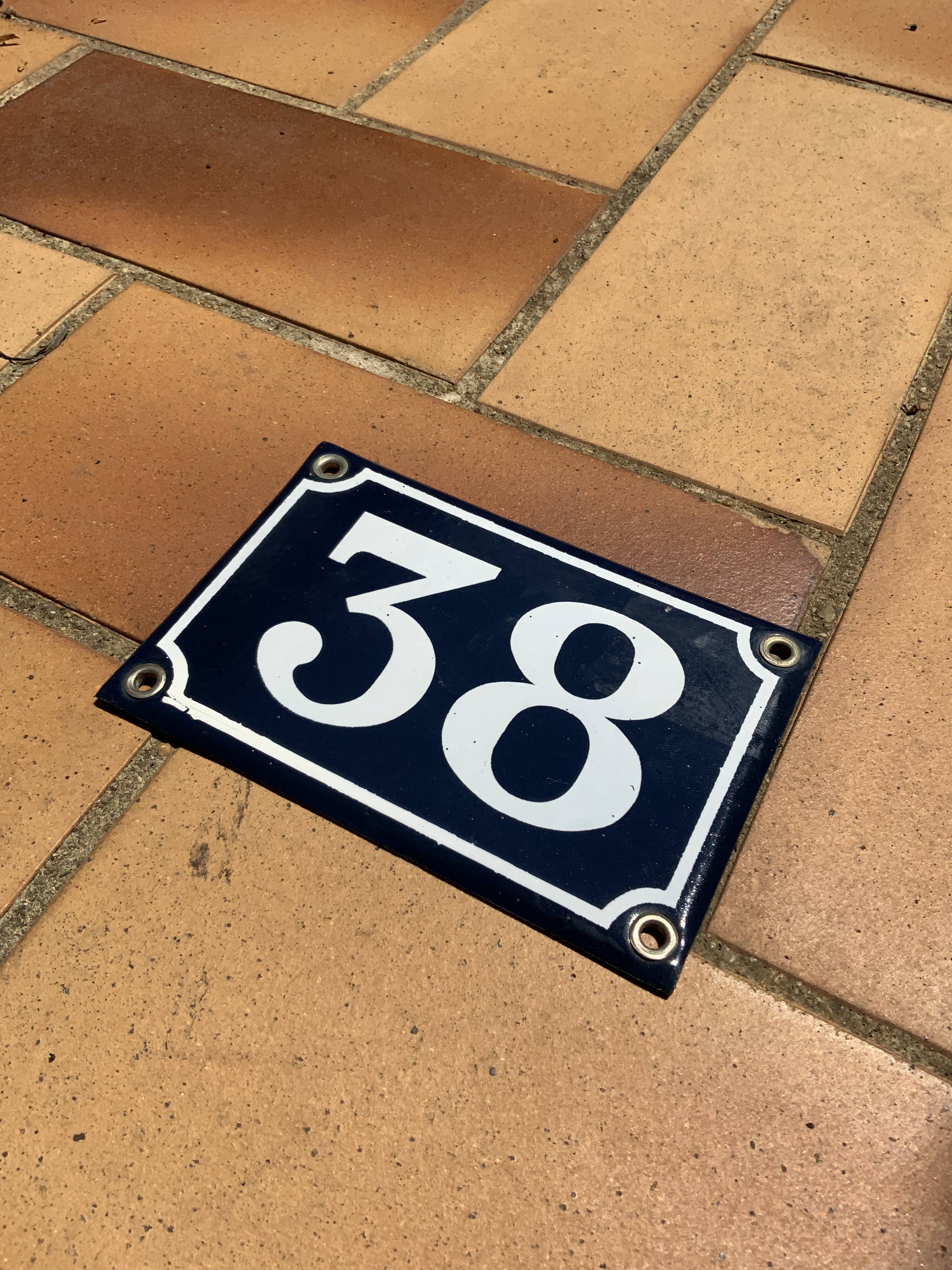 Street plate in blue and white