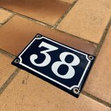 Plaque de rue en tôle émaillée bleue et blanche numéro 38