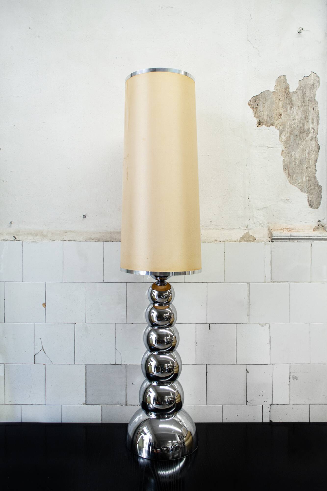 Lampada da terra con base in acciaio cromato di Reggiani, anni '70