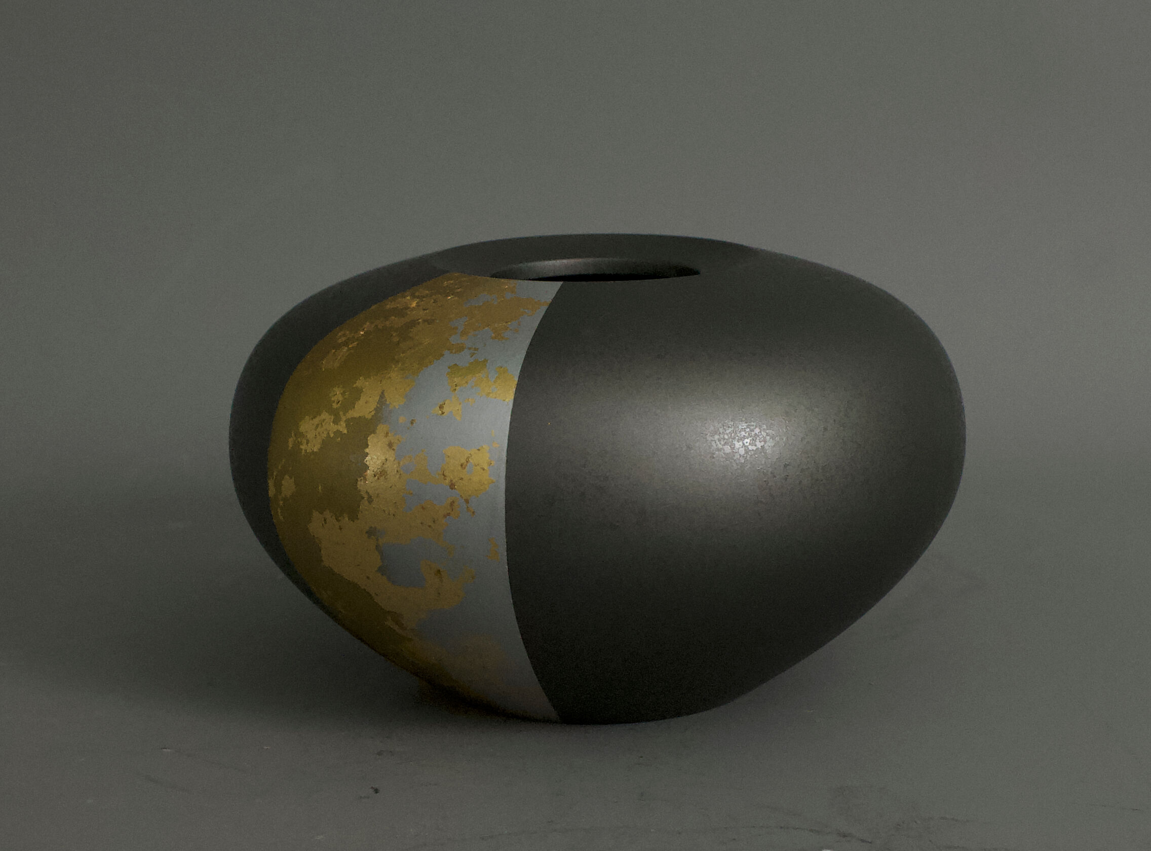 Japanese vase in copper and gold leaf