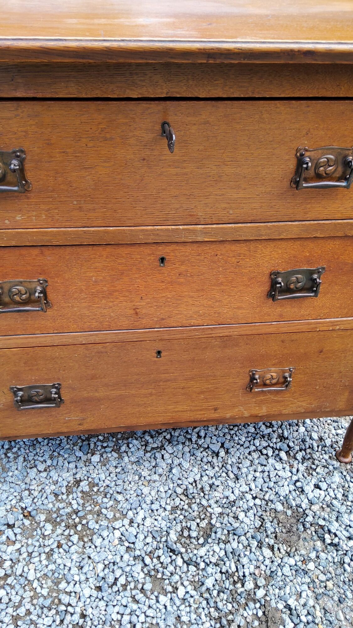 Commode des années 50 en chêne massif 3 tiroirs  pieds coniques