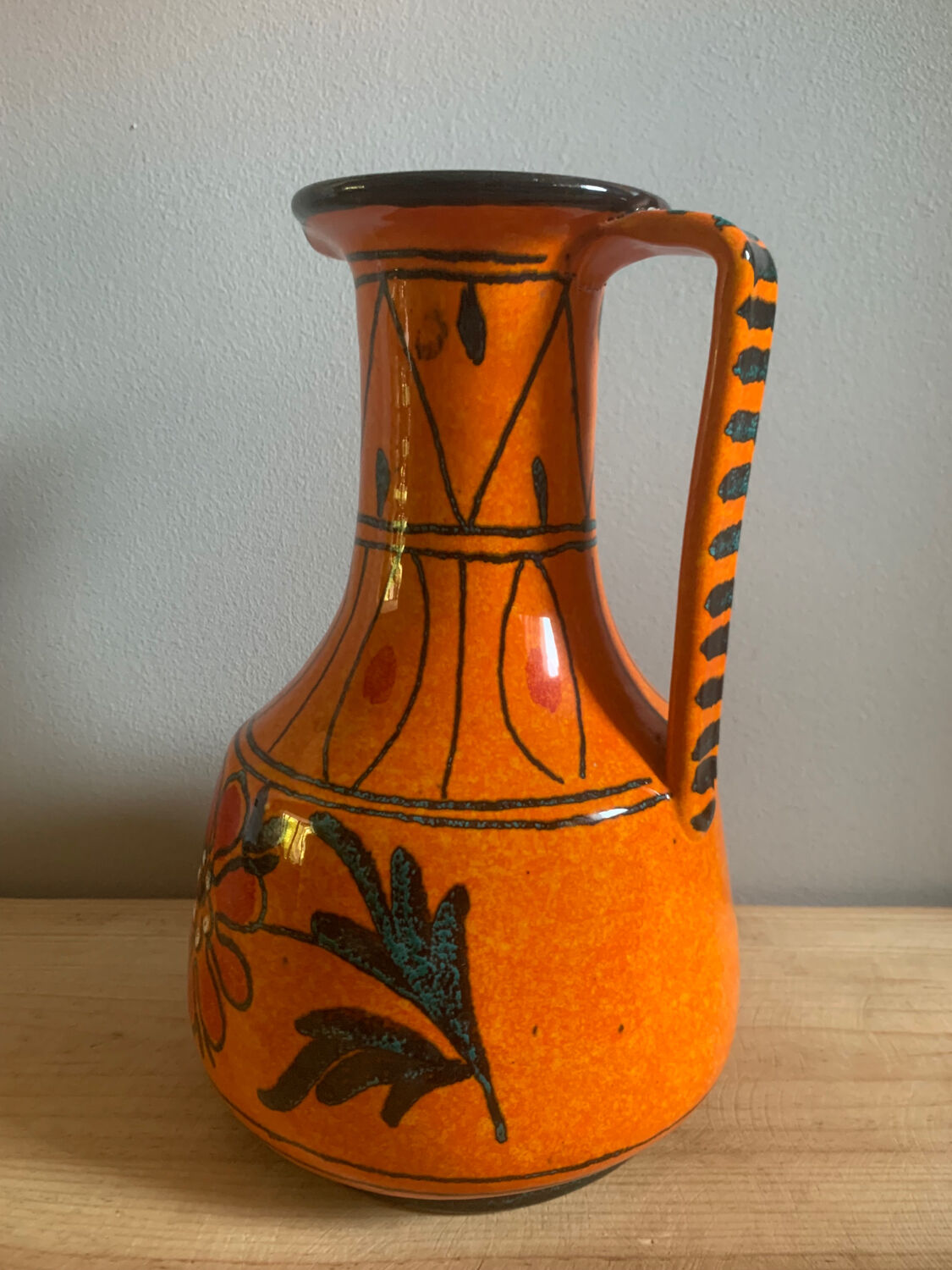 Iraqi ceramic vase