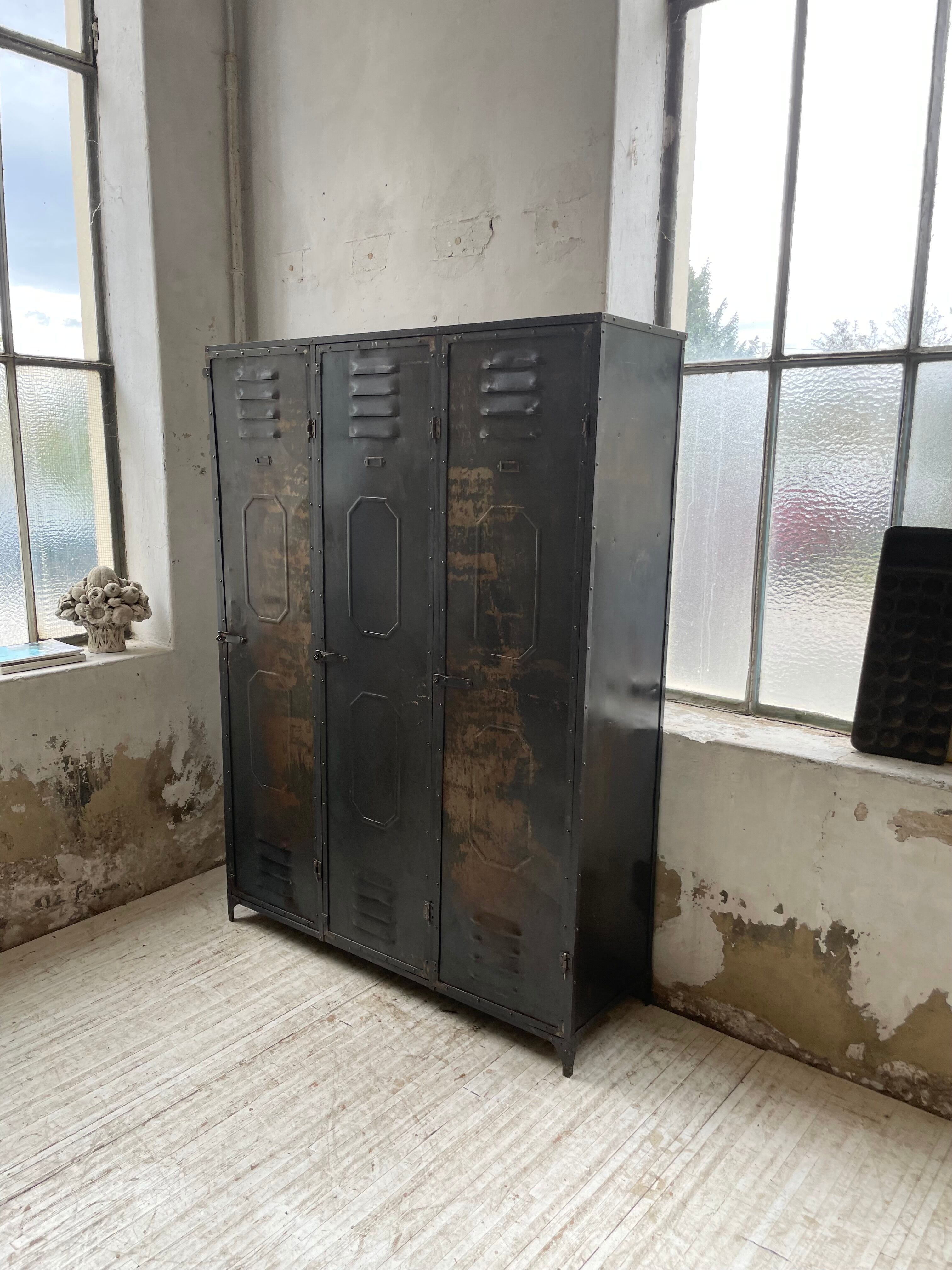 Riveted metal cloakroom Swchartz 1920