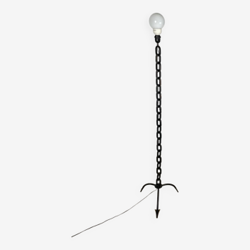 Welded chain floor lamp