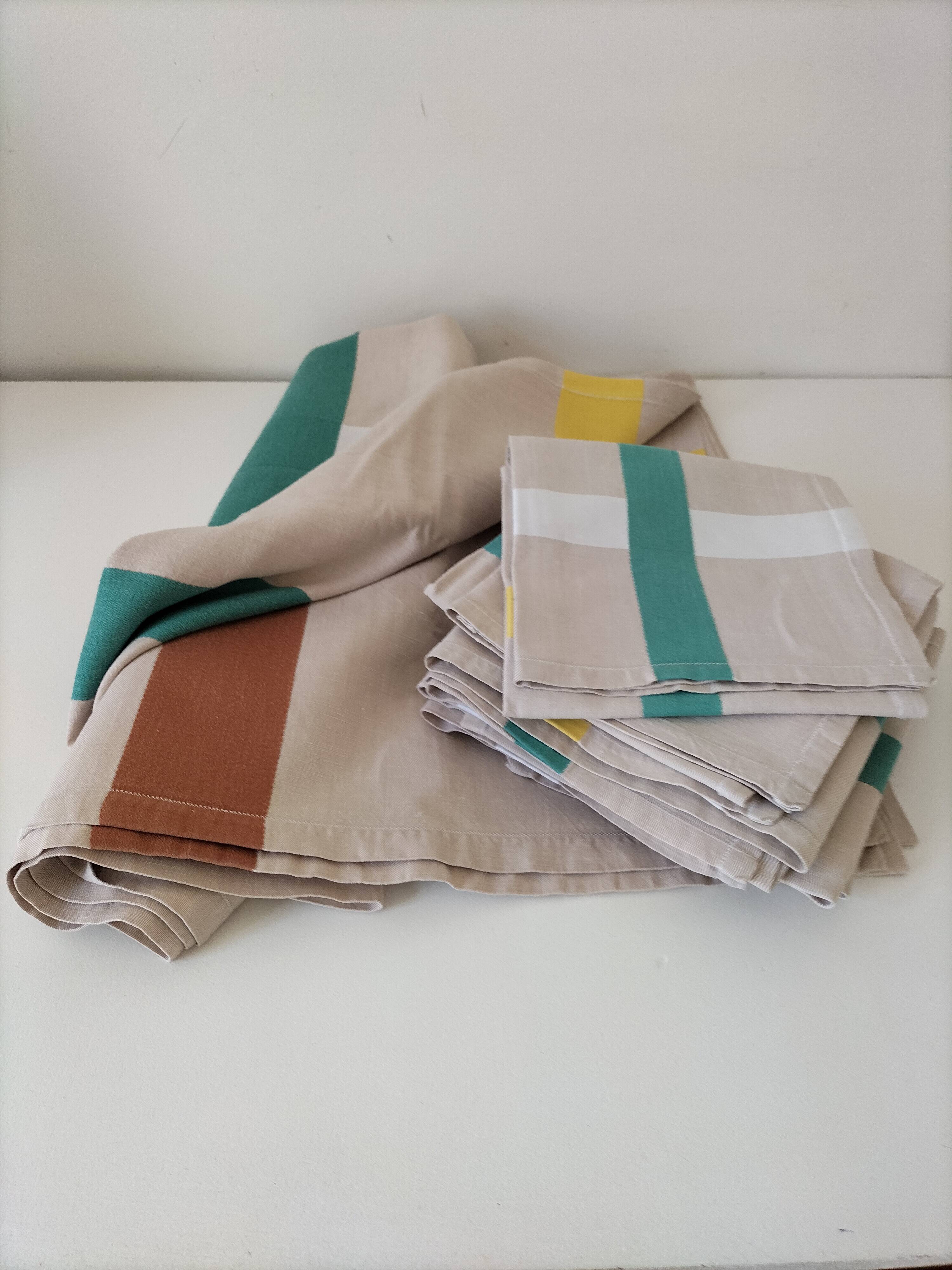 Tablecloth and 8 napkin set – graphic cotton