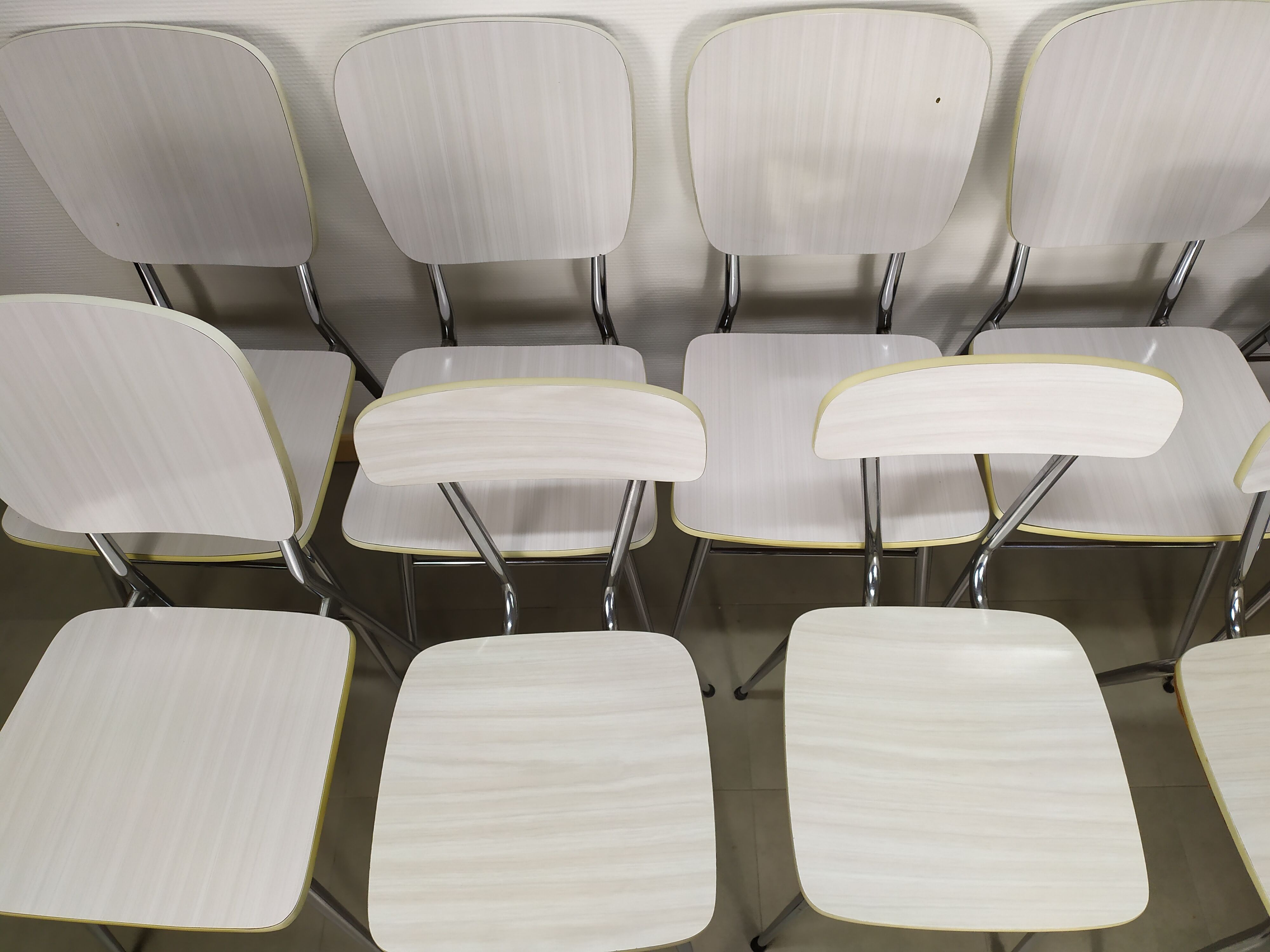 Lot de 9 chaises blanche en formica