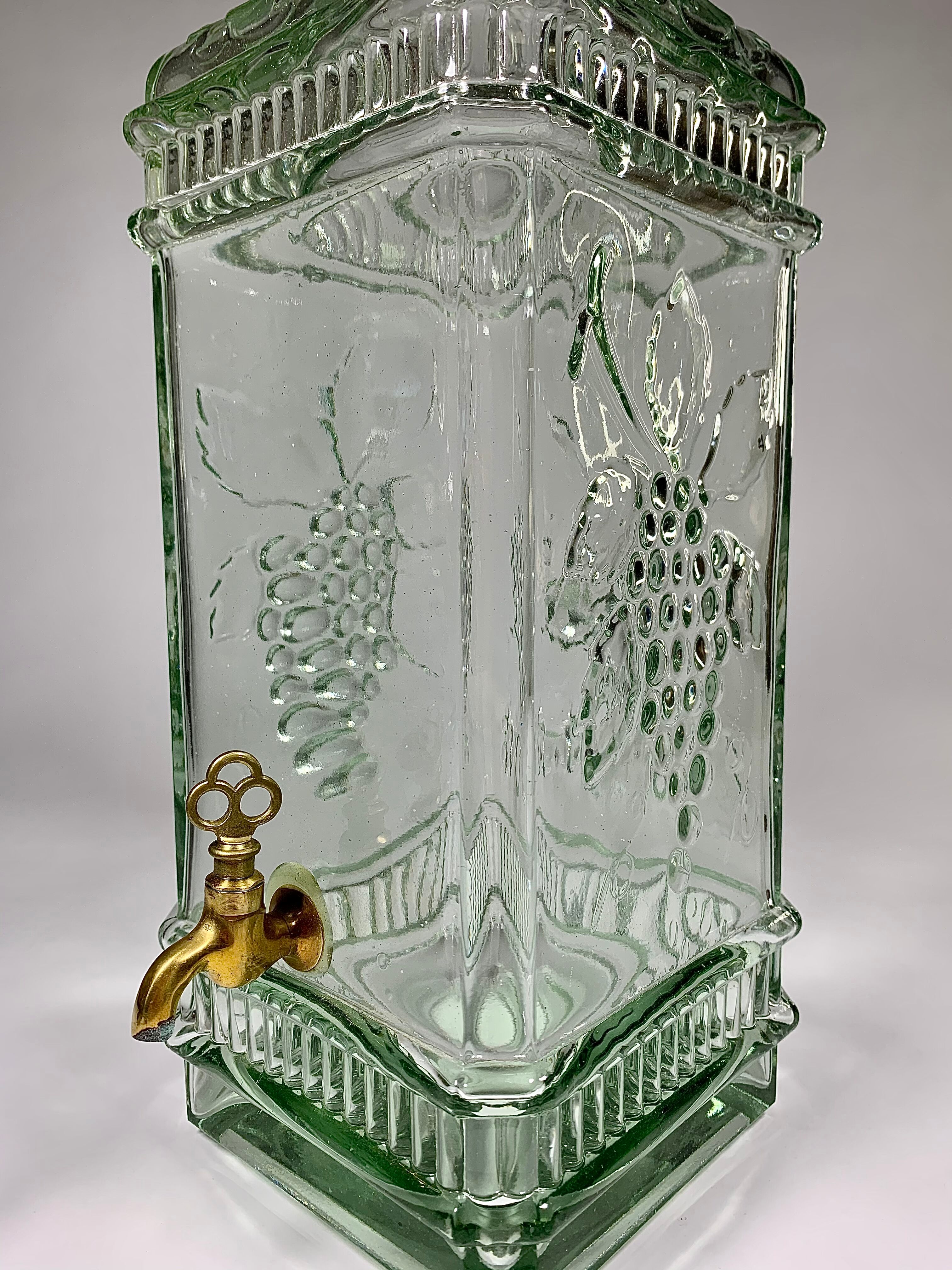 Quadrangular glass fountain and brass tap