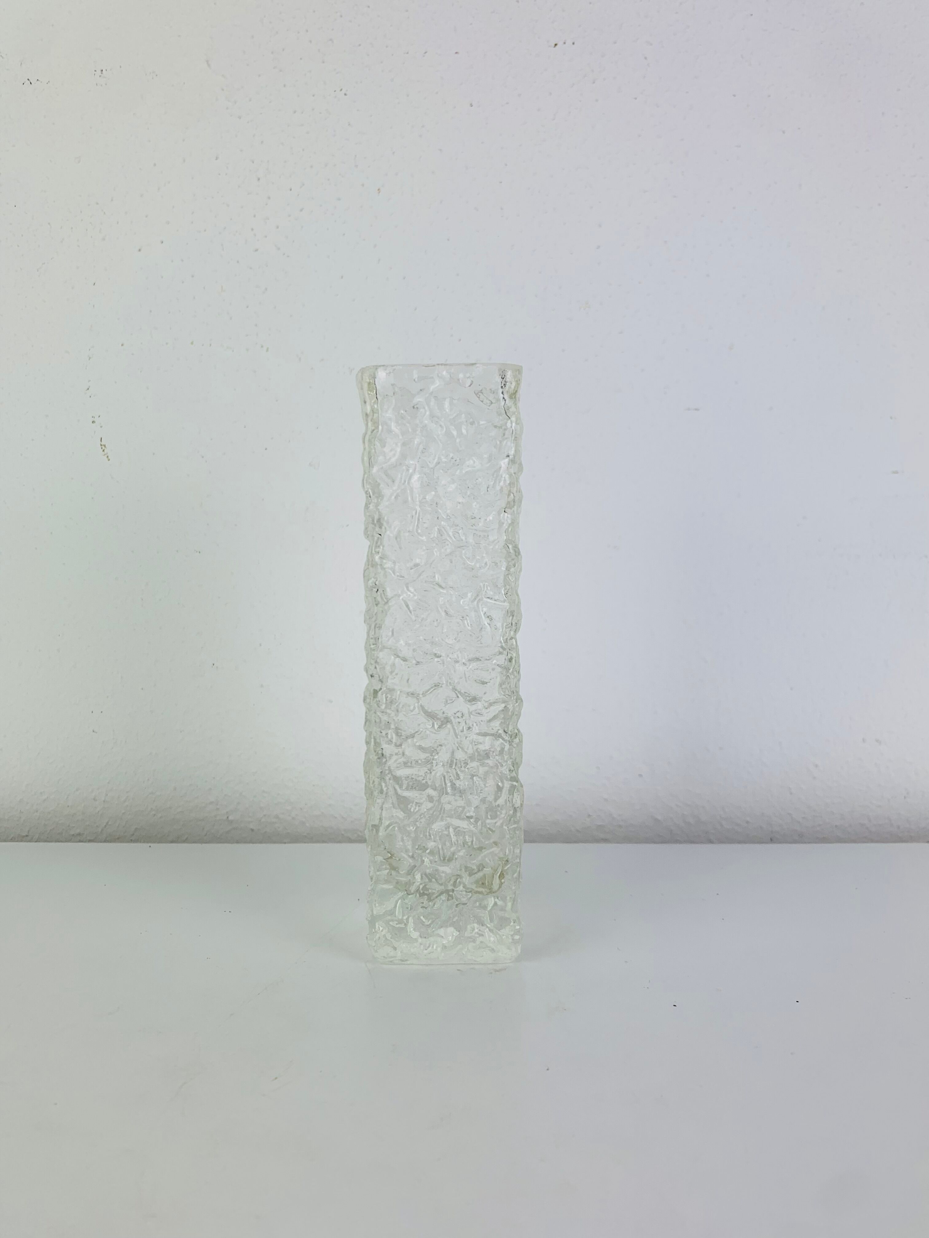 Vase verre moulé texturé années 60, style Sklo Union