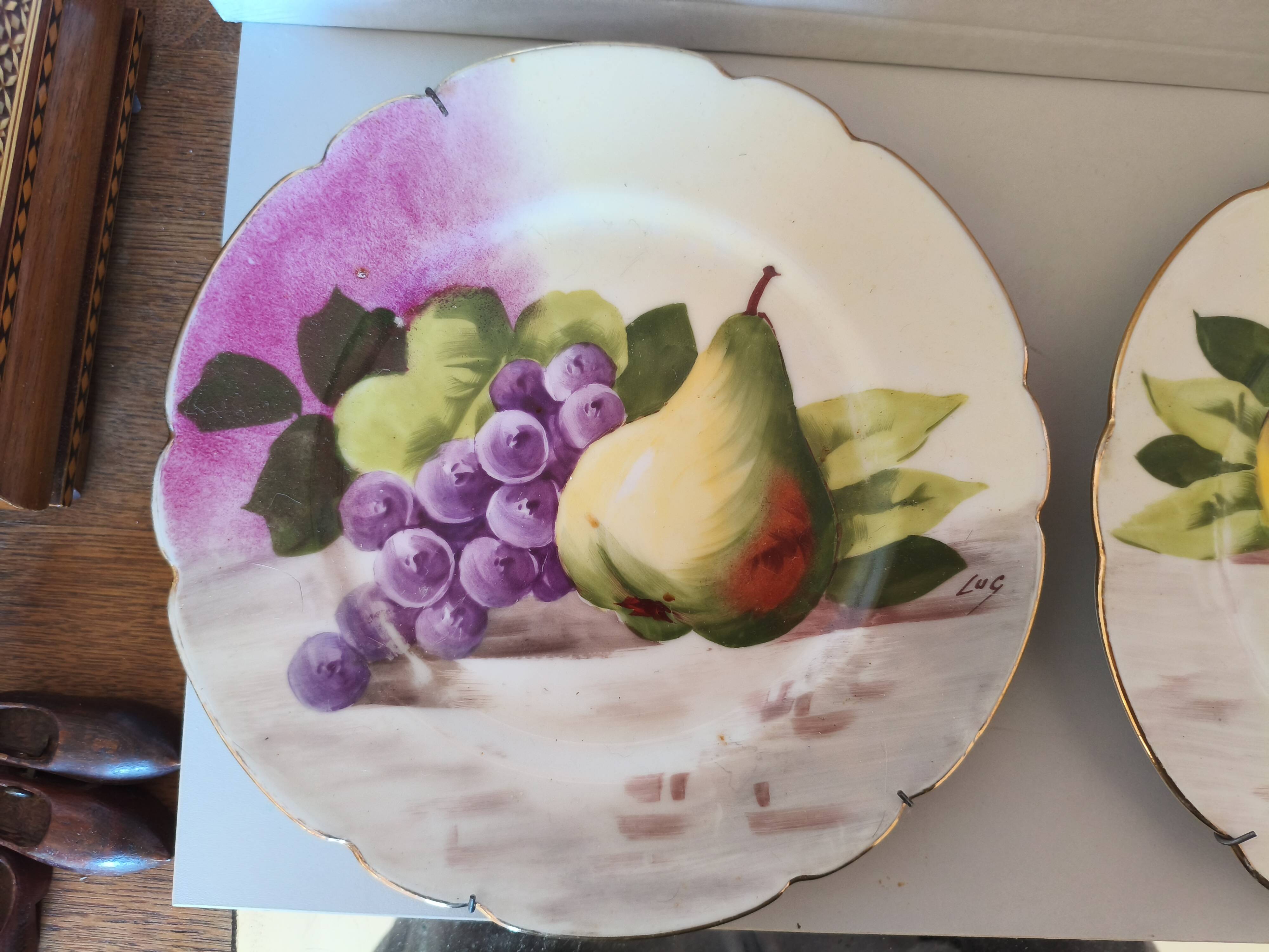 Pair of plates with fruit decoration – Limoges William Guérin – Signed LUC