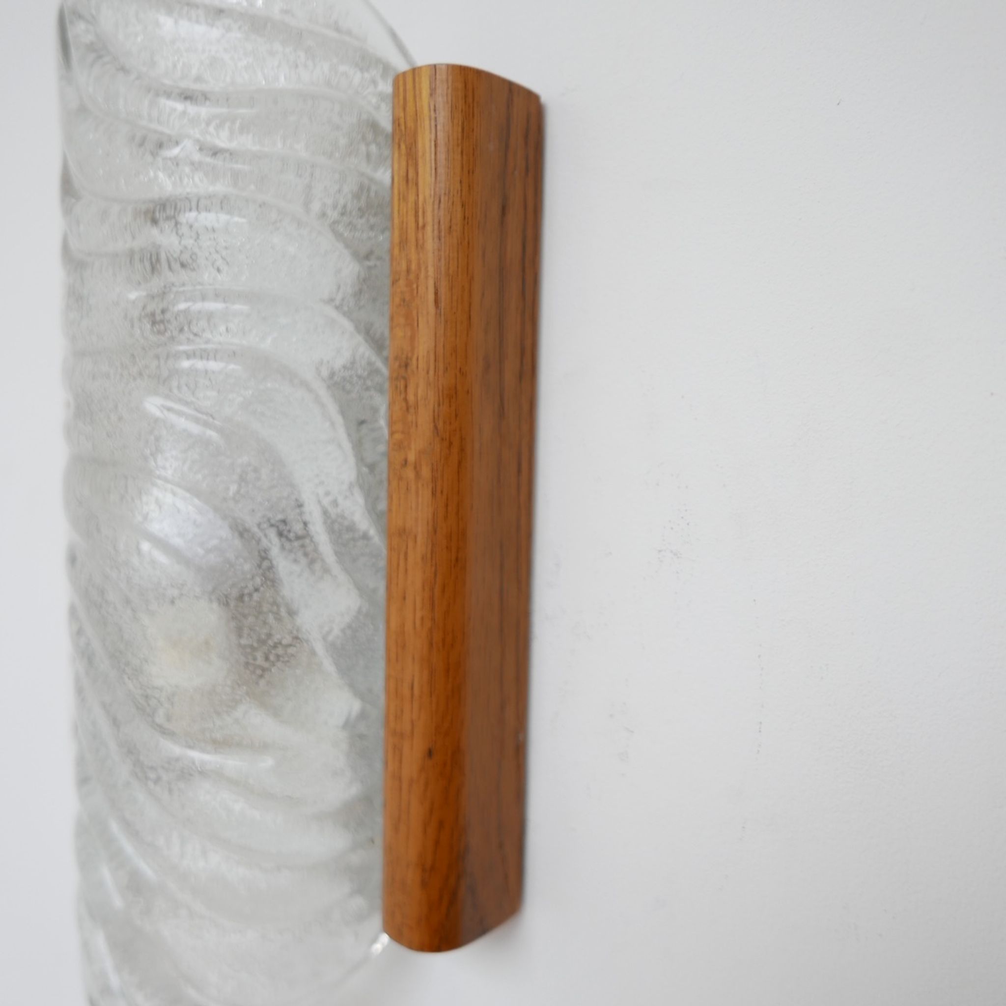Applique murale en verre et chêne du milieu du siècle
