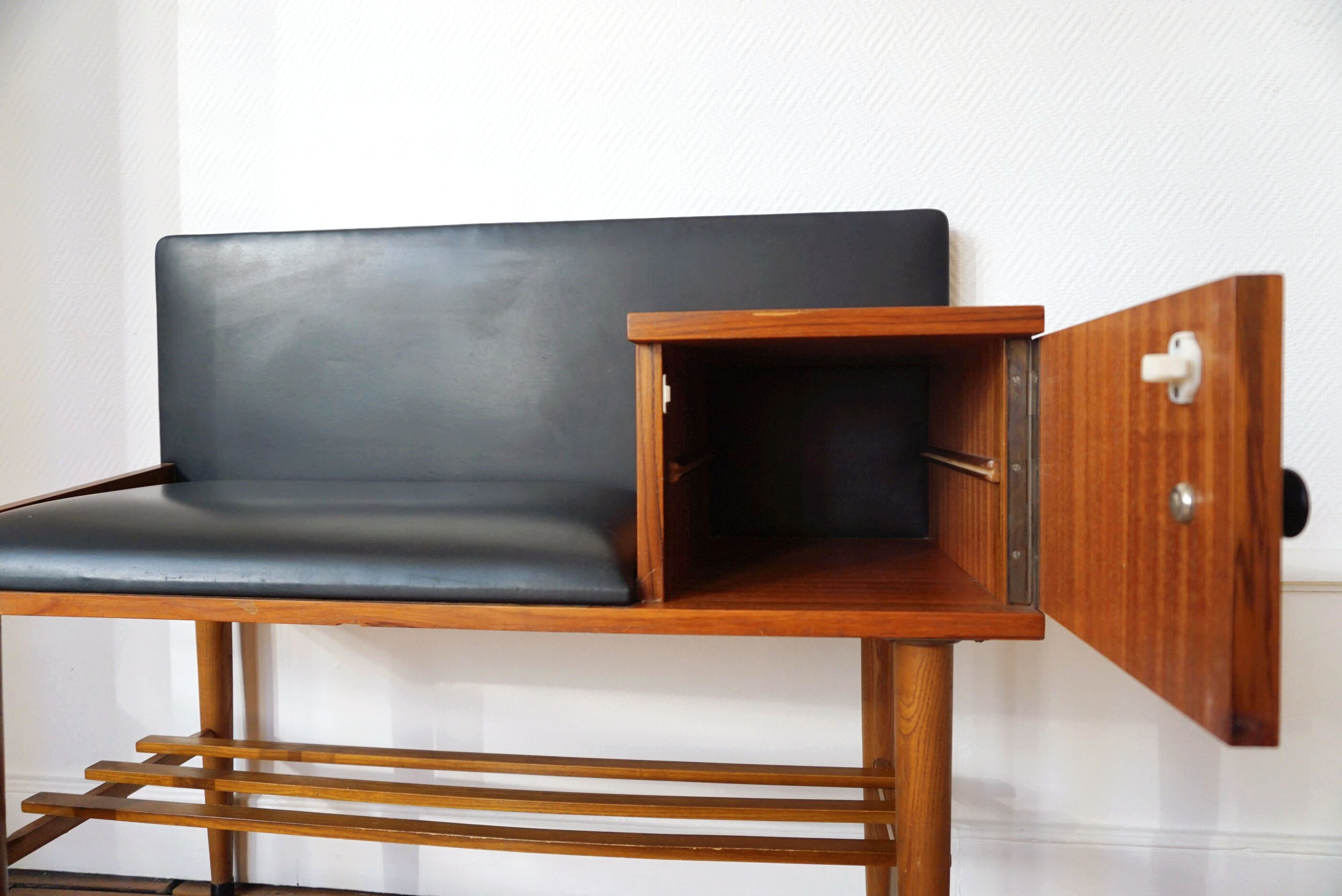 Table in excellent condition and very rare phone